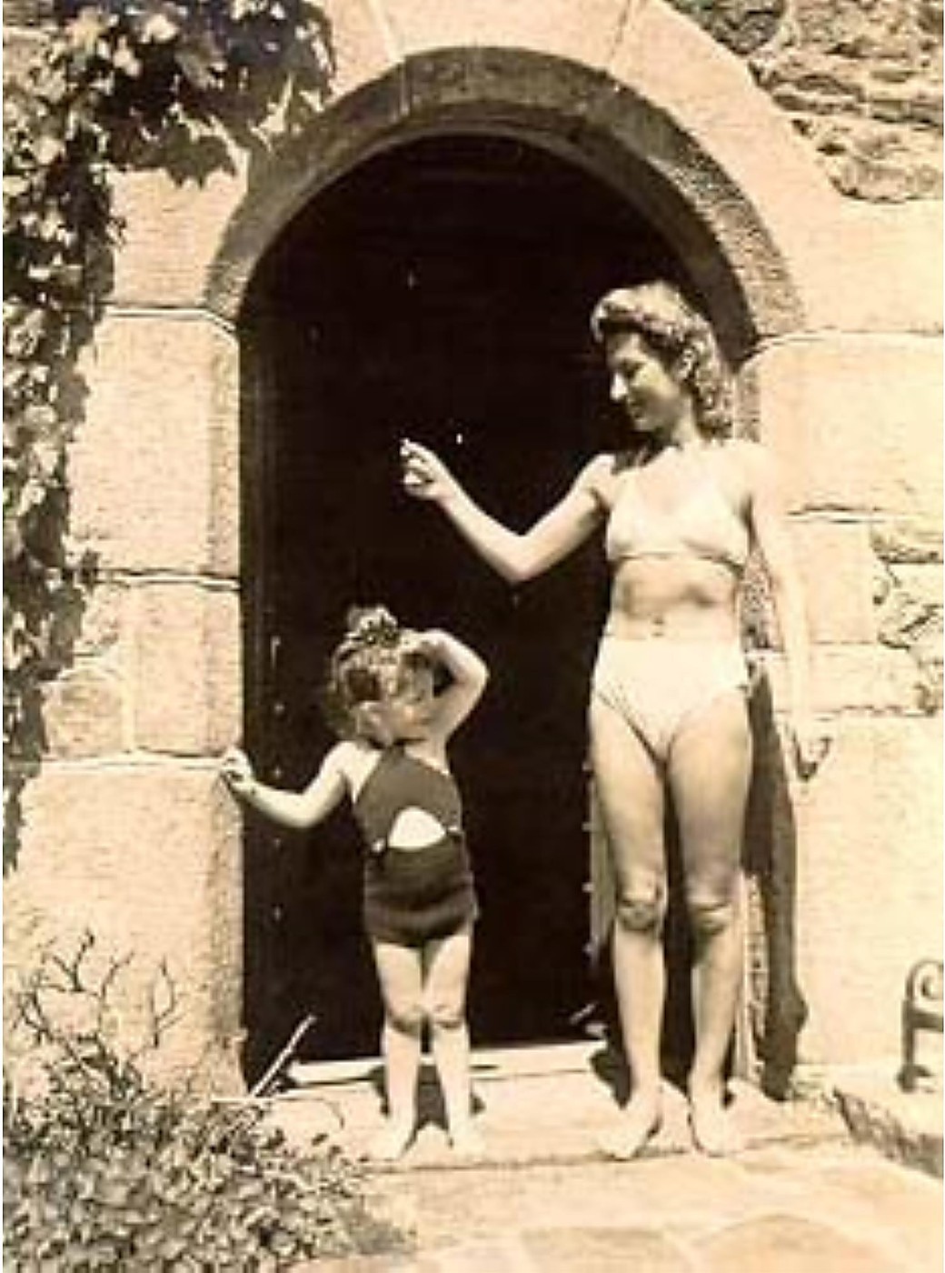 Jacqueline Lamba et Aube Breton dans le jardin de La Rocquaise