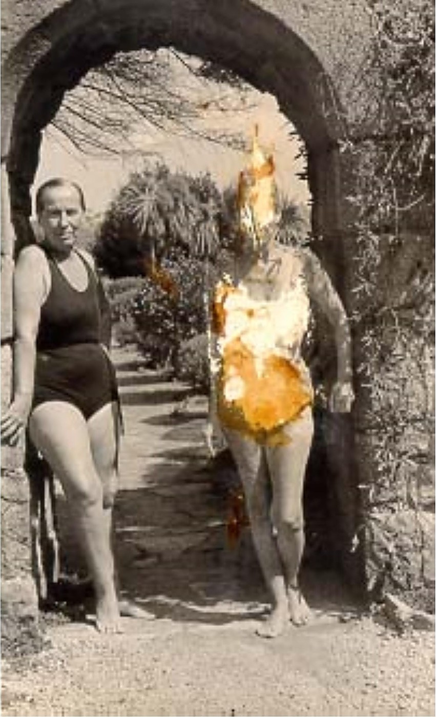 Claude Cahun et Marcel Moore posant ensemble sous une arche de granit