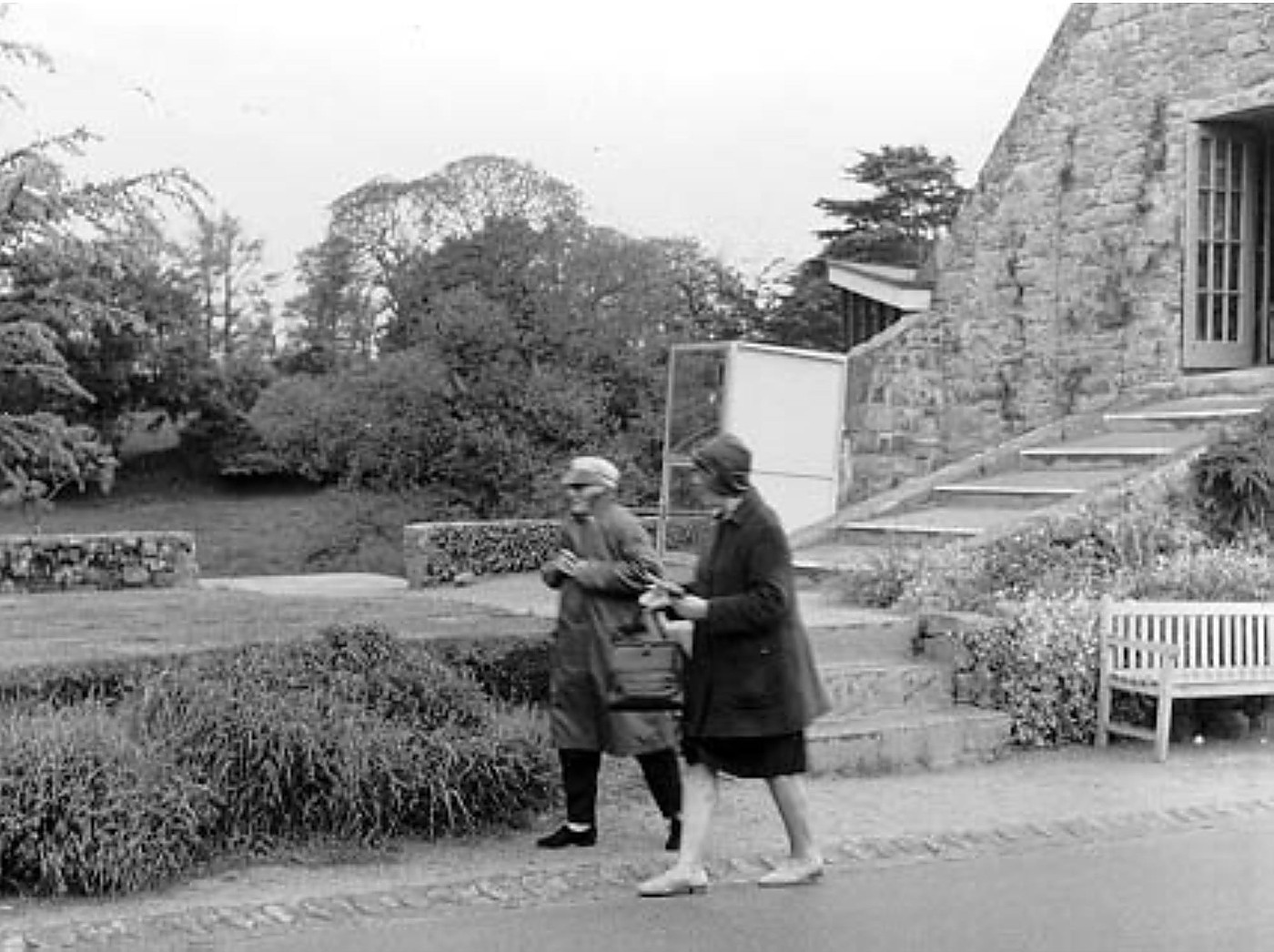Claude Cahun et Marcel Moore marchant côte à côte