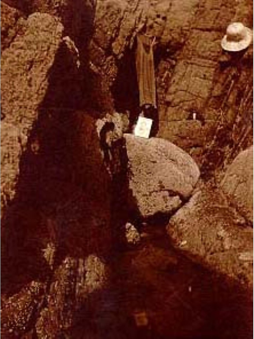 Nature morte composée sur des rochers par Claude Cahun