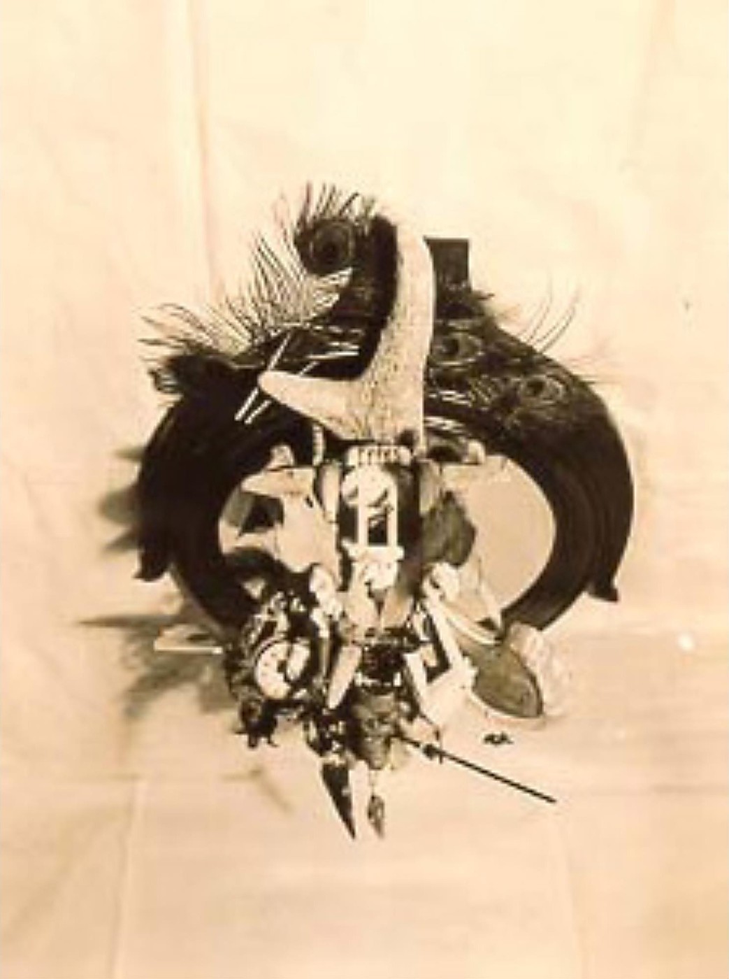 Assemblage d'objets composé par Claude Cahun et photographié sur un miroir