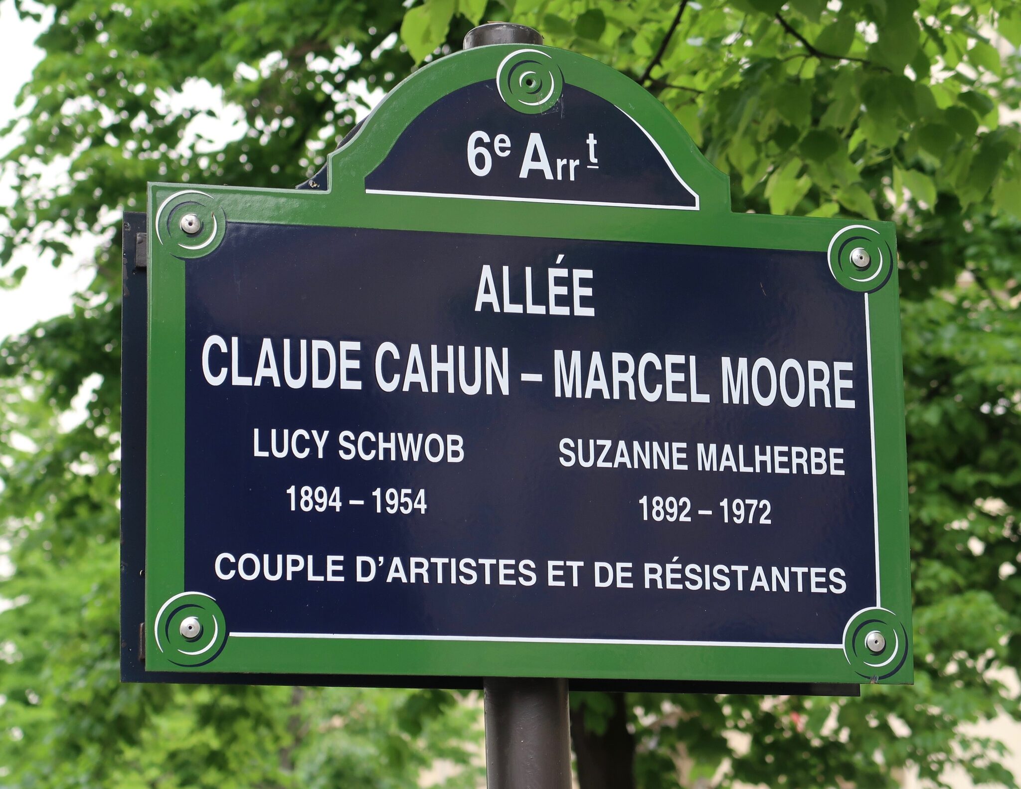Plaque de l'allée Claude-Cahun-Marcel-Moore, boulevard Raspail à Paris