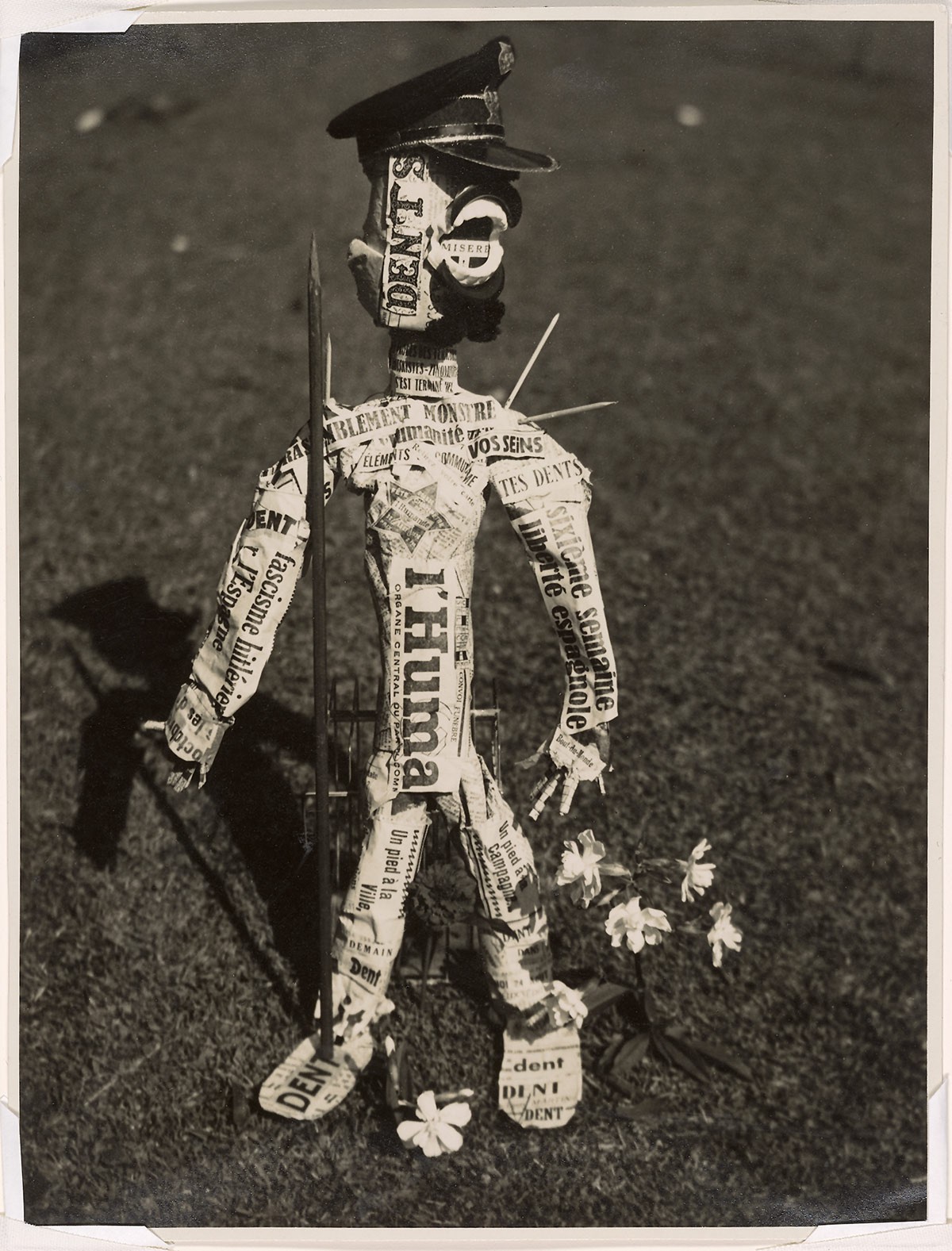 Poupée confectionnée en papier journal coiffée d'une casquette d'officier, Claude Cahun