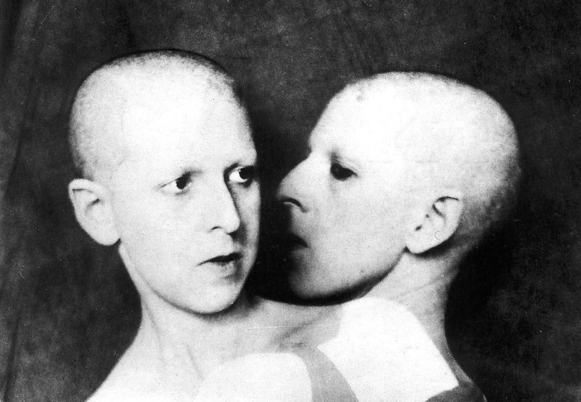 Que me veux-tu ?, photomontage de Claude Cahun, deux têtes rasées accolées, 1928