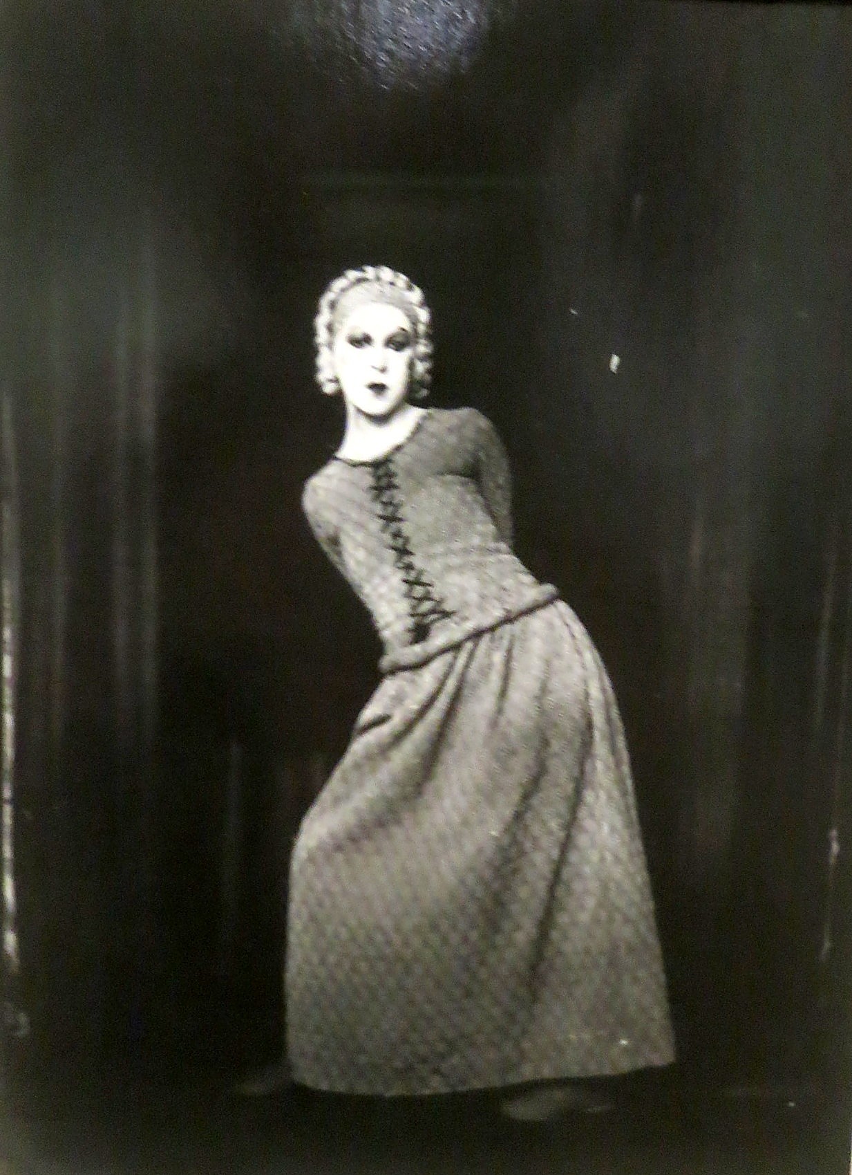 Claude Cahun dans le rôle d'Elle dans Barbe-Bleue au théâtre Le Plateau
