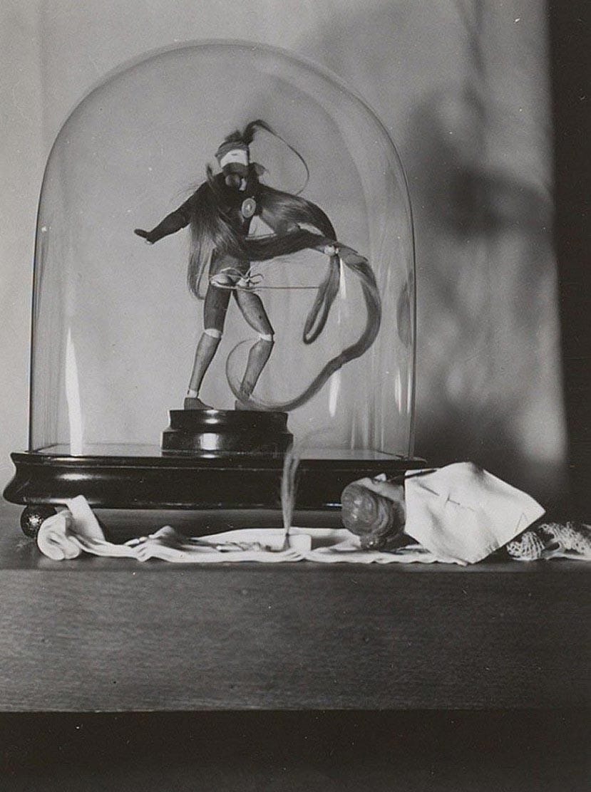 Mannequin de bois enfermé sous un globe de verre dans un décor d'objets, Claude Cahun