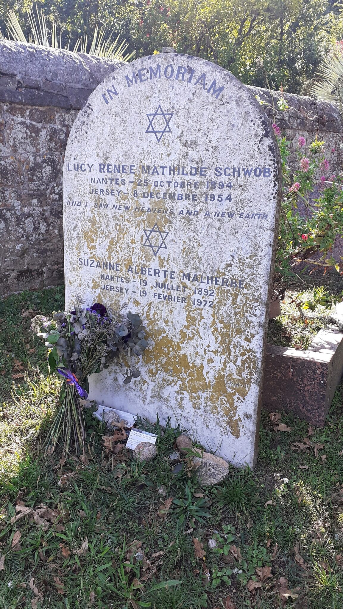 La tombe de Lucy Schwob et Suzanne Malherbe au cimetière de Saint-Brélade