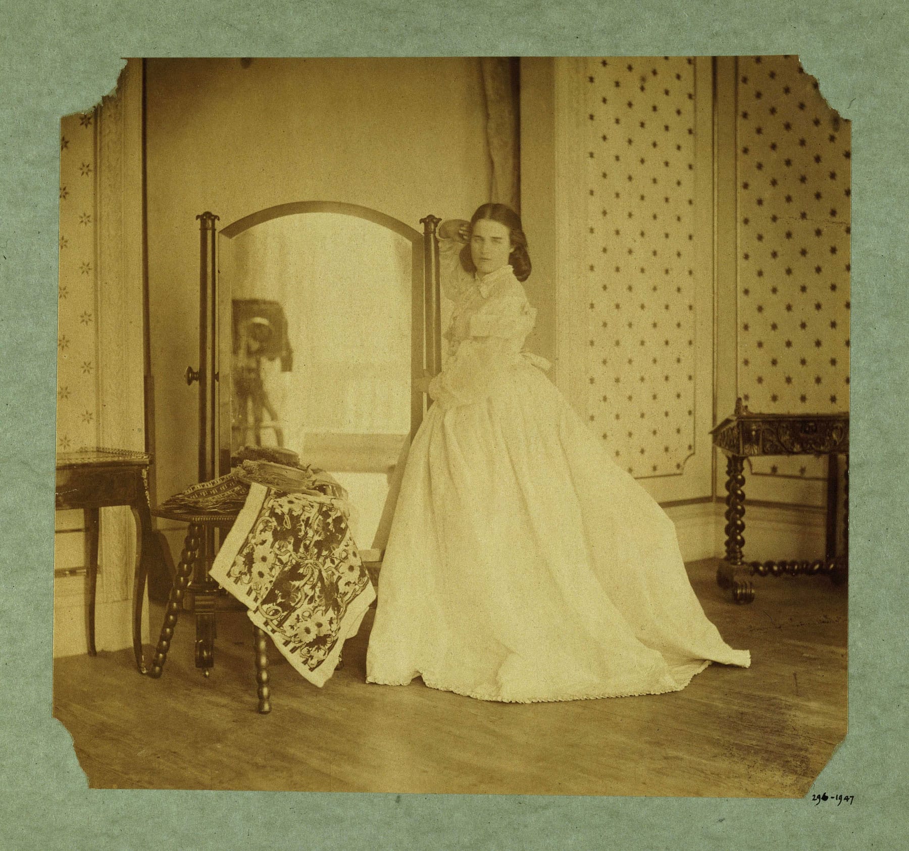 Jeune femme en robe claire dans un intérieur, photographie de Lady Clementina Hawarden, vers 1862