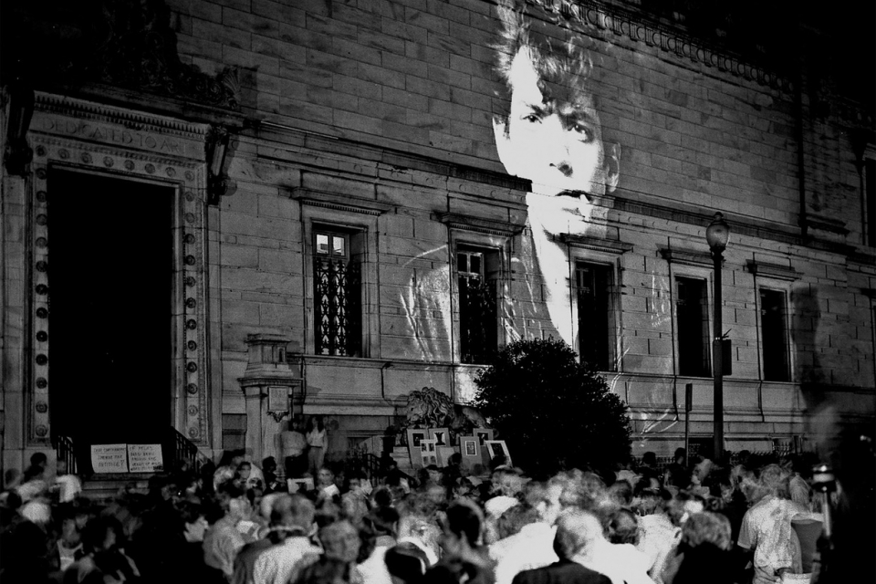 Le 30 juin 1989, des manifestants projettent les photographies de Mapplethorpe sur la façade de la Corcoran Gallery, qui venait d’annuler l’exposition.
