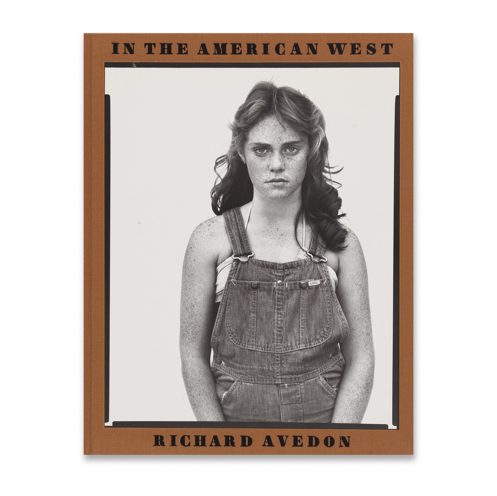 Couverture du livre In the American West, avec le portrait de Sandra Bennett en salopette