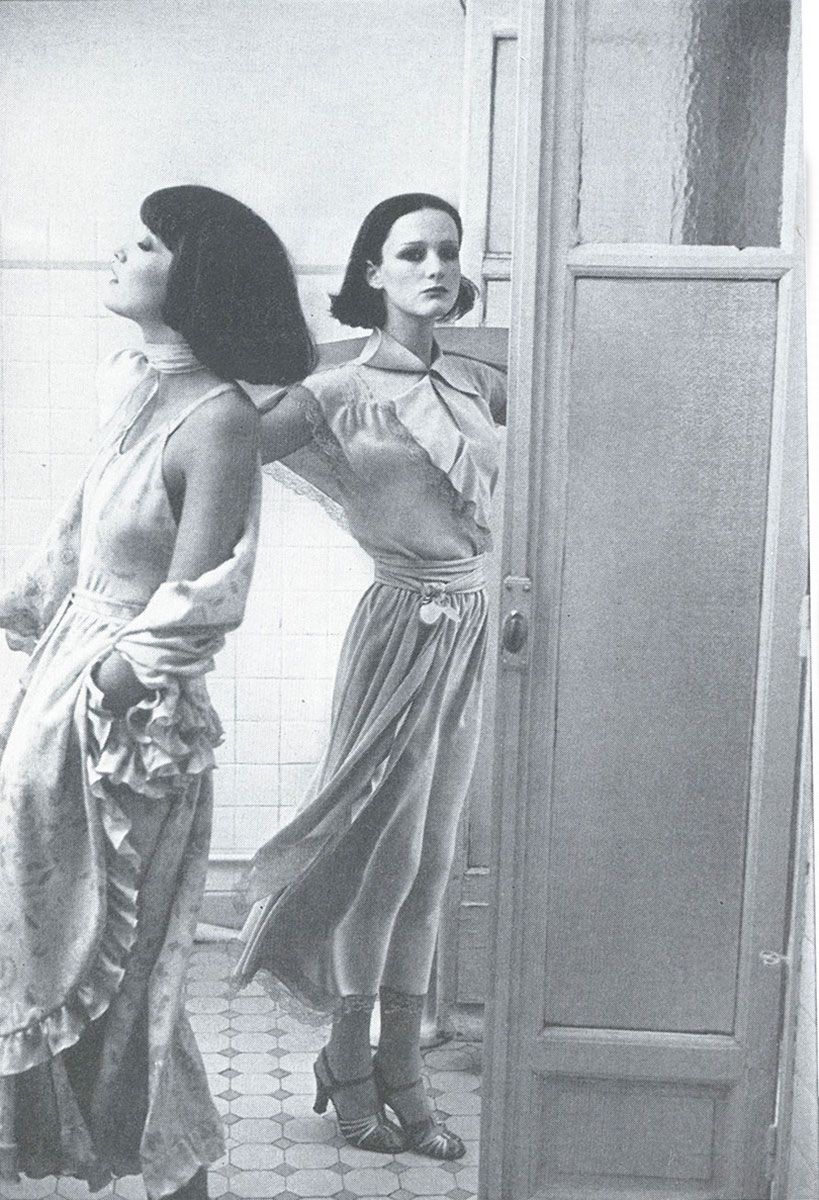 Deux mannequins dans une salle de bains publics carrelée, photographie de Deborah Turbeville, 1975