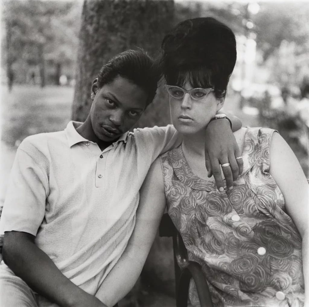 Un jeune couple sur un banc, photographié par Diane Arbus