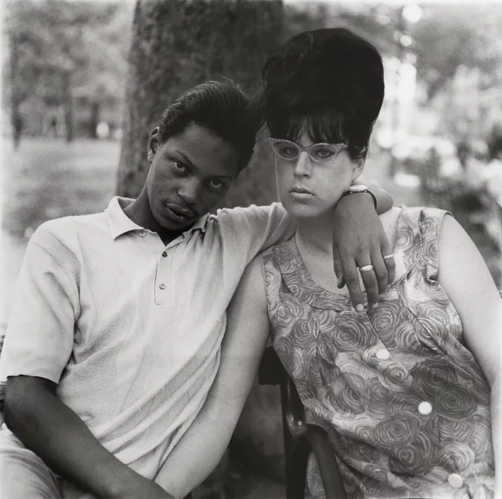 Un jeune couple sur un banc, photographié par Diane Arbus