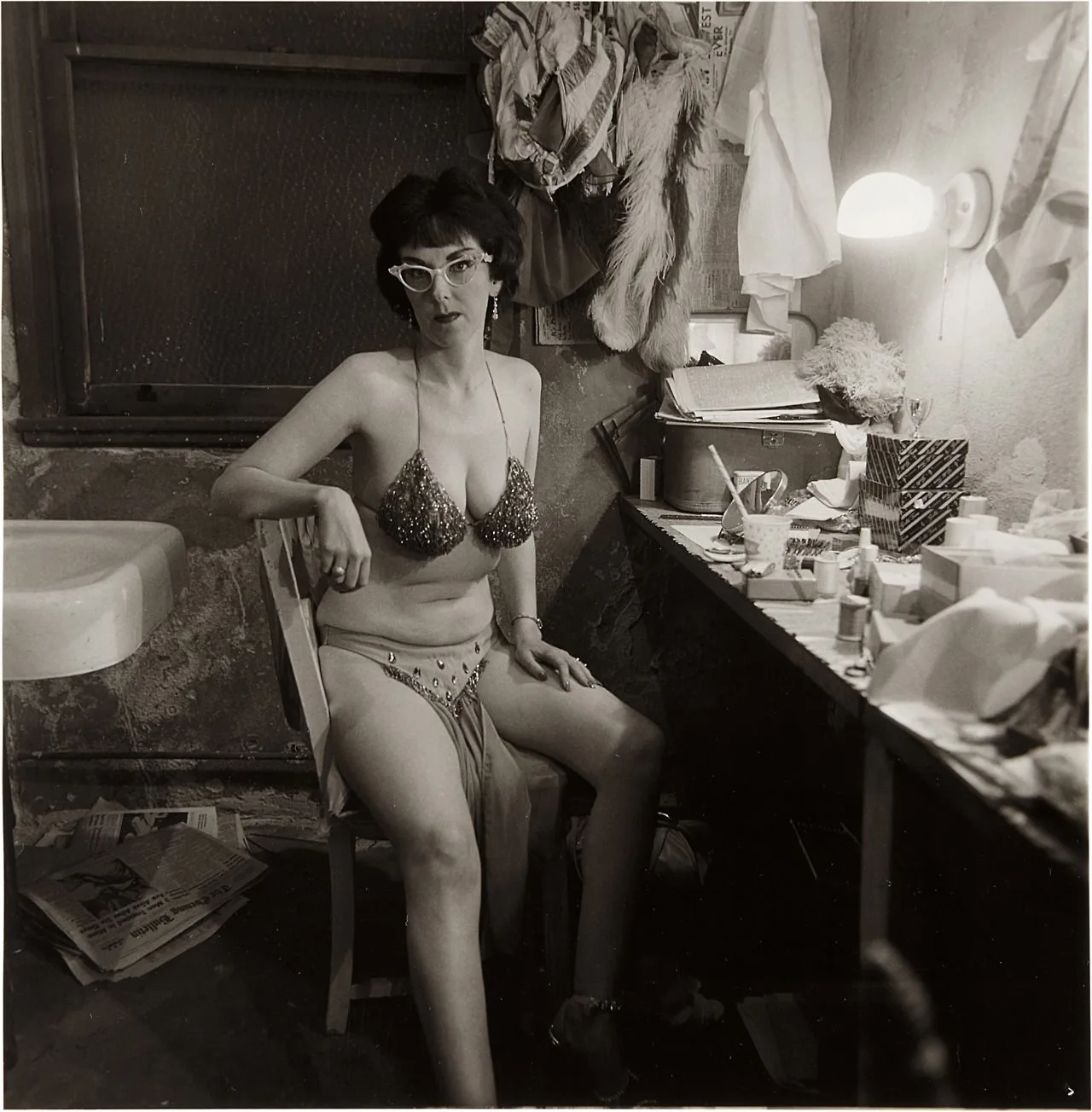 Une strip-teaseuse dans sa loge, photographiée par Diane Arbus