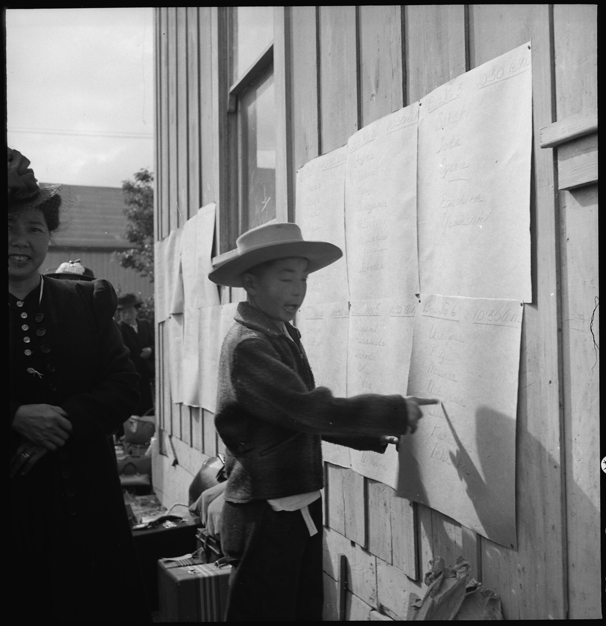 Affiches d'ordre d'expulsion placardées sur le mur de la Japanese American Citizens League, Centerville