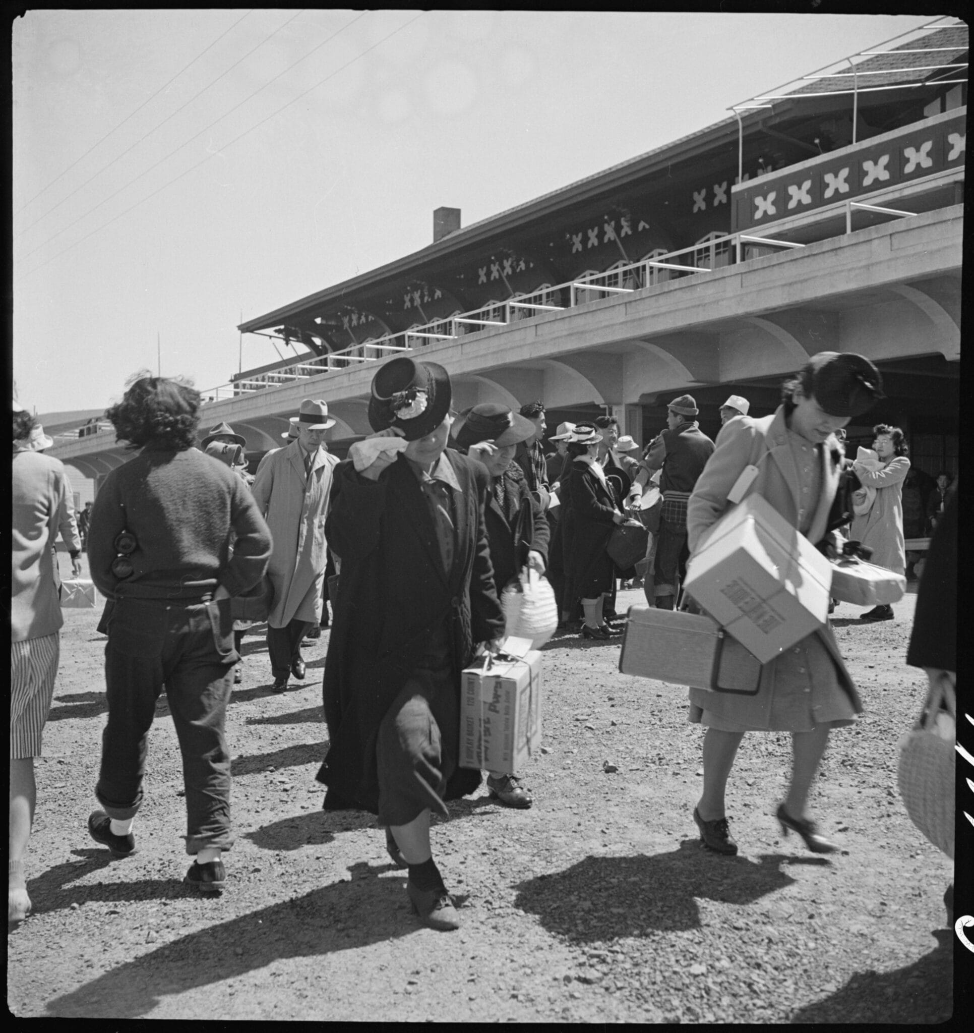 Familles d'ascendance japonaise arrivant au centre de rassemblement de Tanforan, ancien hippodrome