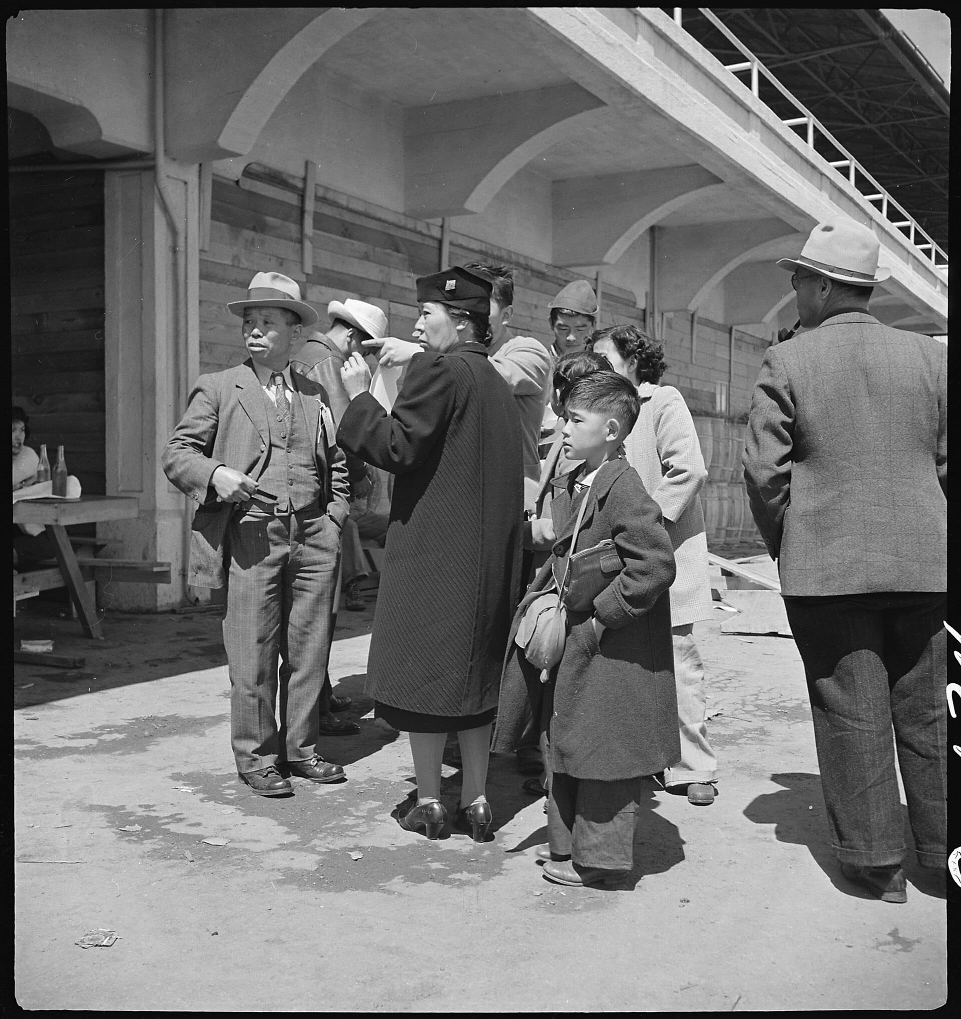 Famille d'ascendance japonaise arrivant au centre de rassemblement de Tanforan, ancien hippodrome