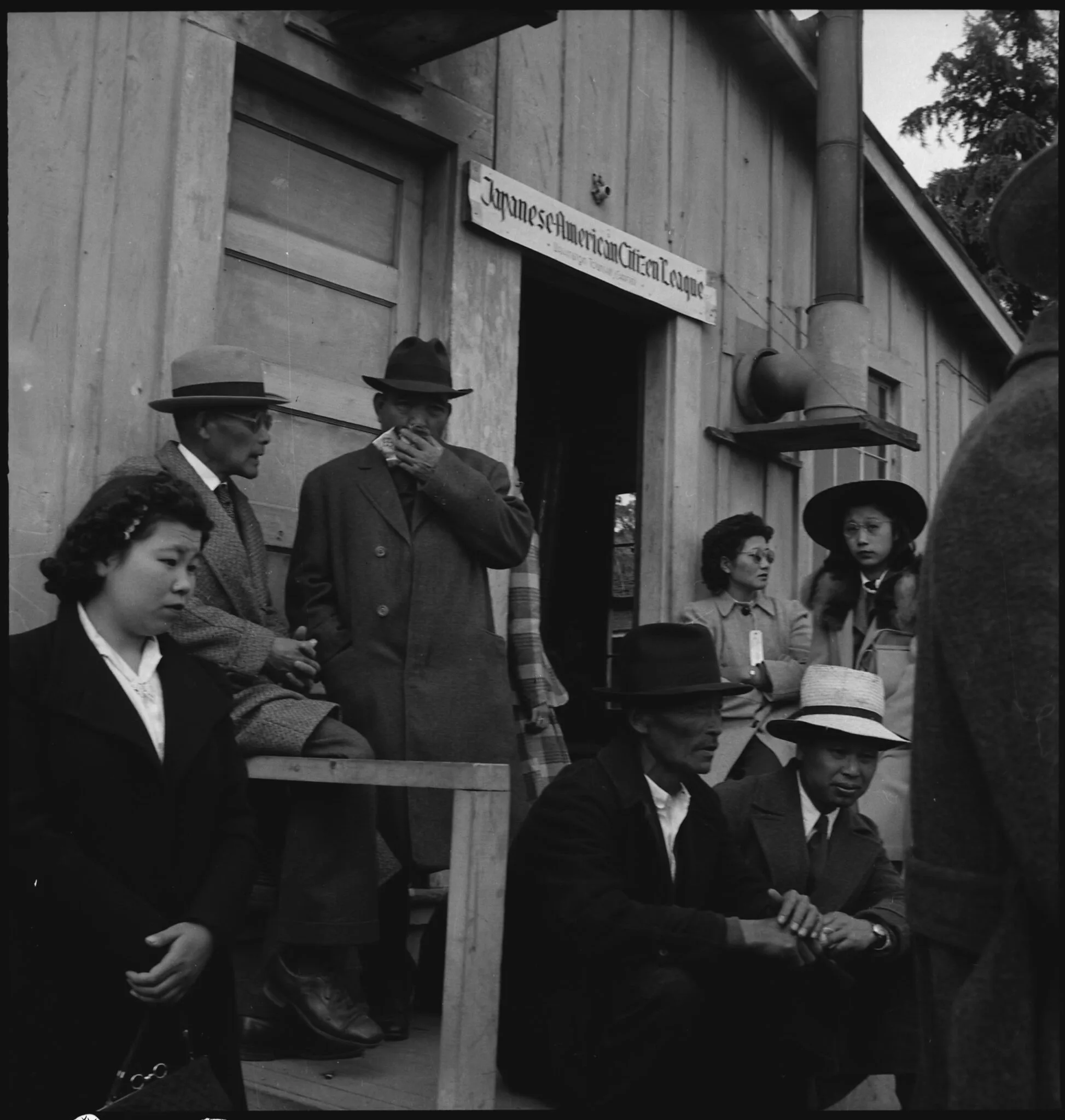 Personnes d'ascendance japonaise attendant devant les bureaux de la Japanese American Citizens League