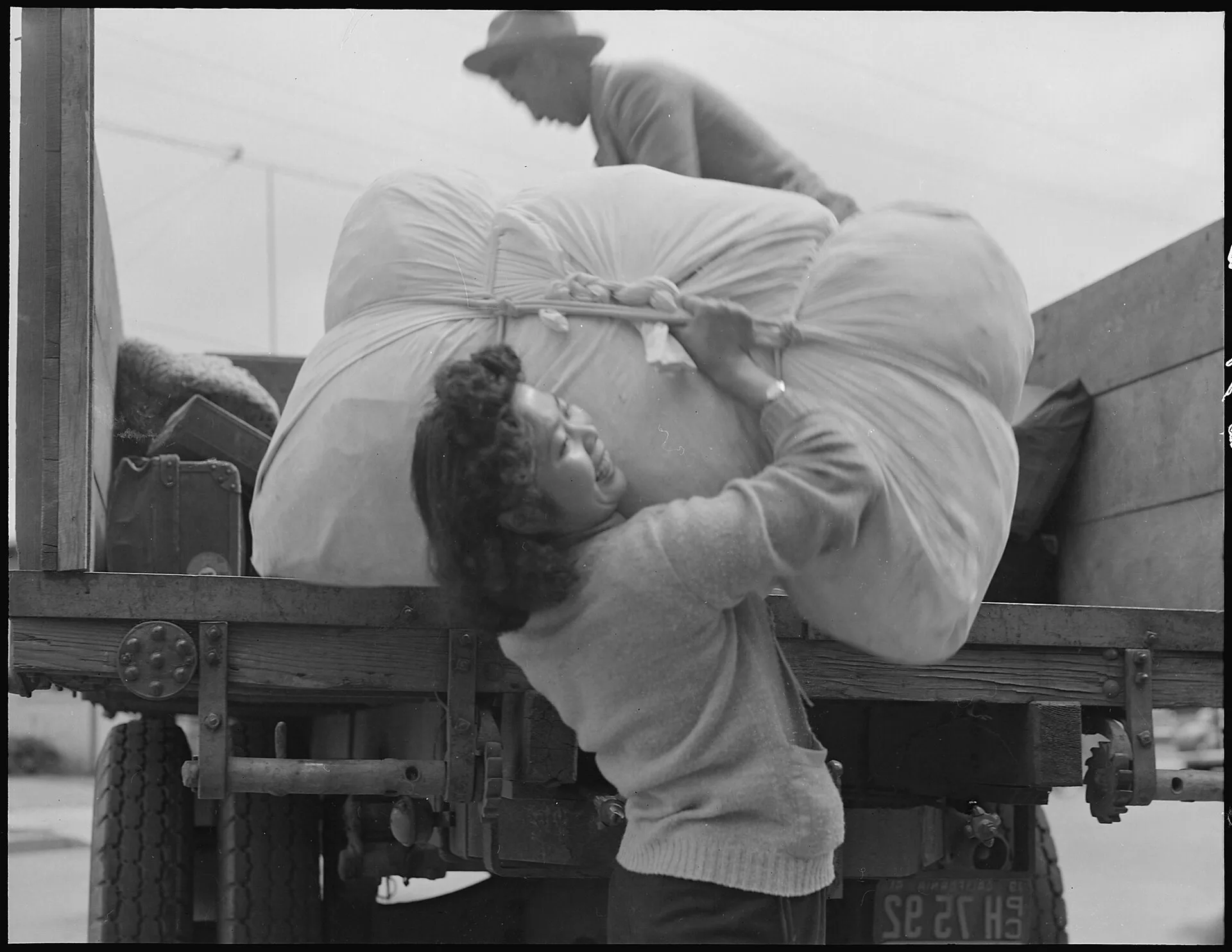 Jeune fille de ferme déchargeant les bagages familiaux avant l'expulsion, Hayward, Californie