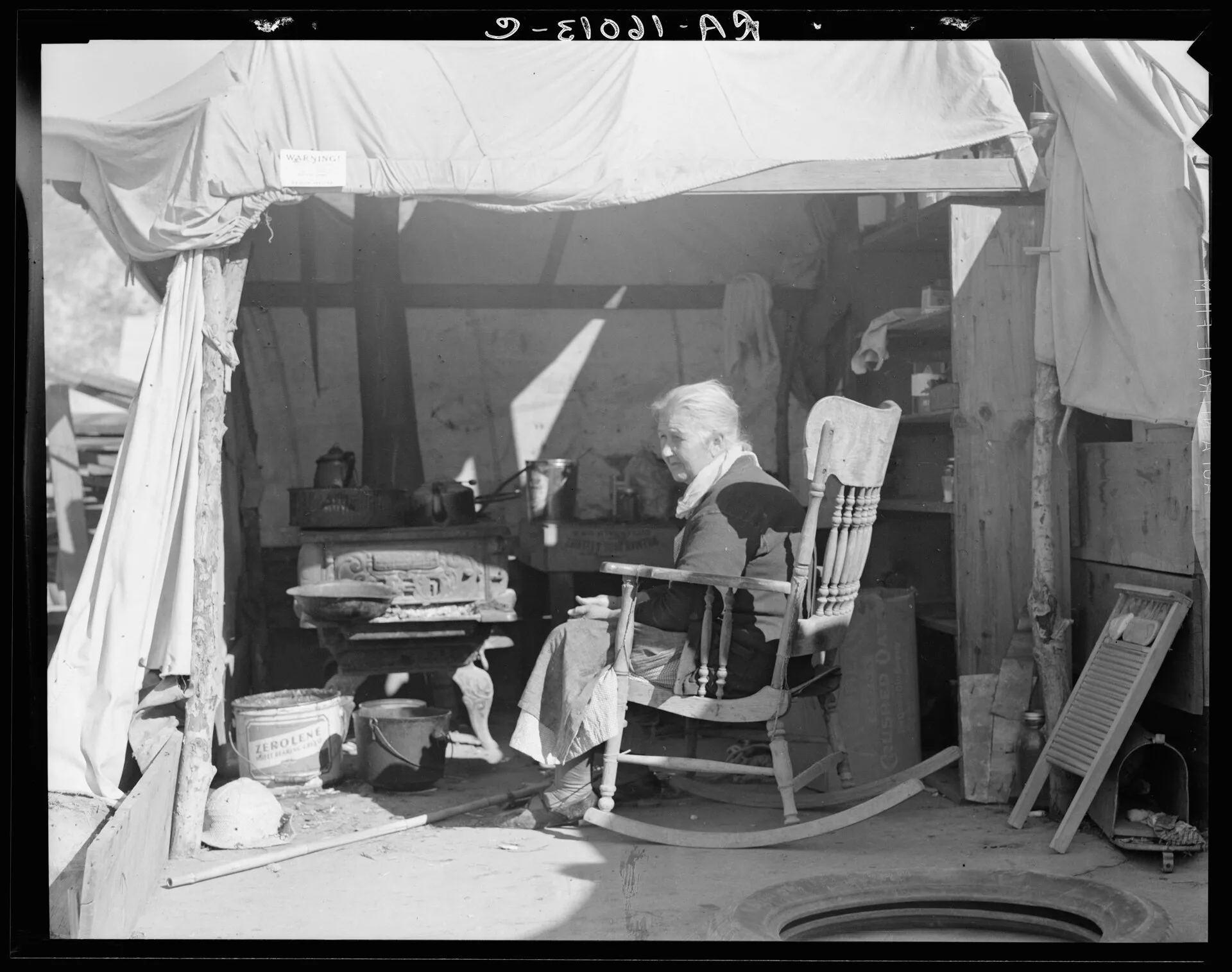 Femme âgée venue de l'Oklahoma dans un camp de migrants du comté de Kern, Californie