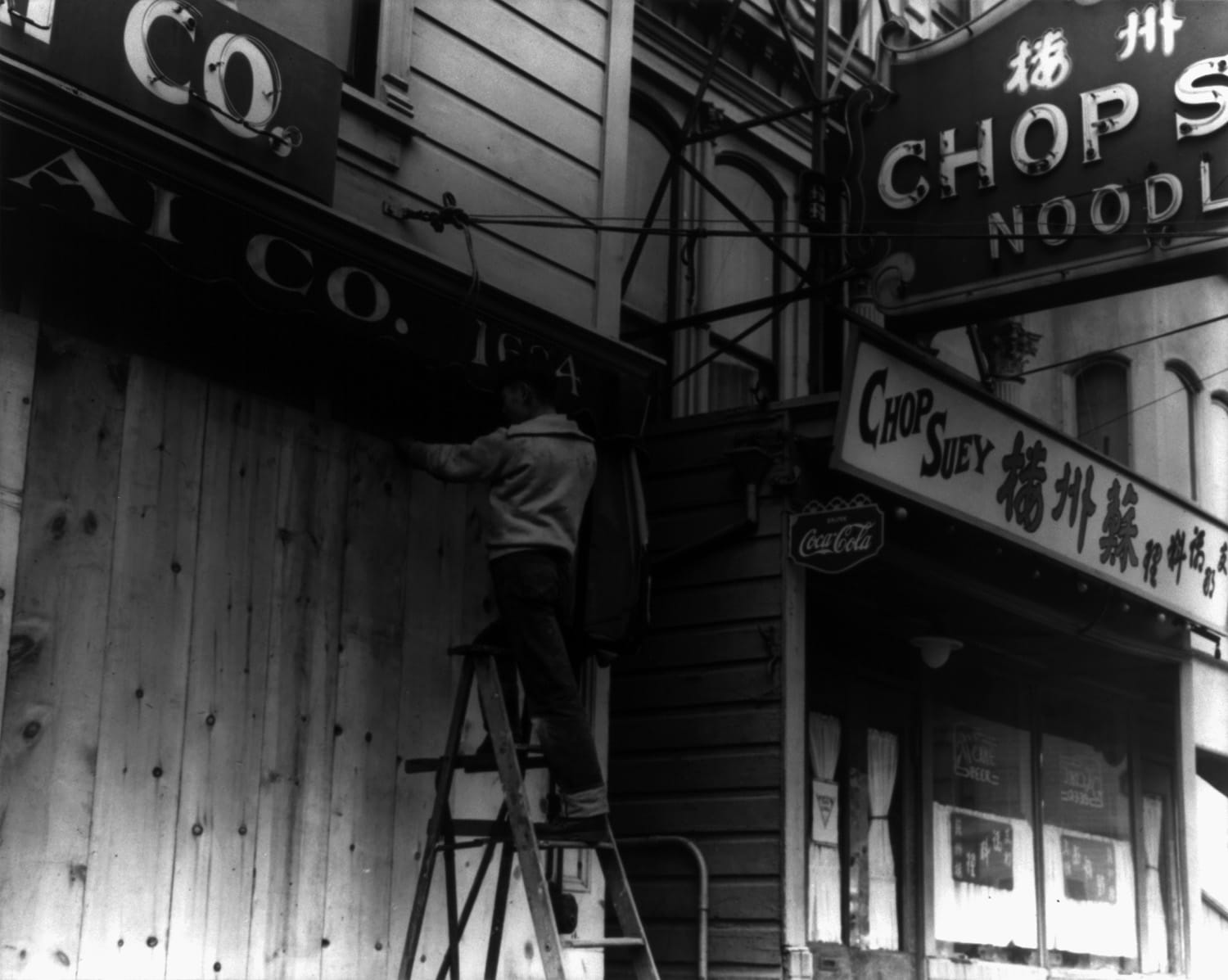 Commerçant américain d'origine japonaise barricadant sa vitrine avant l'expulsion, San Francisco, 1942