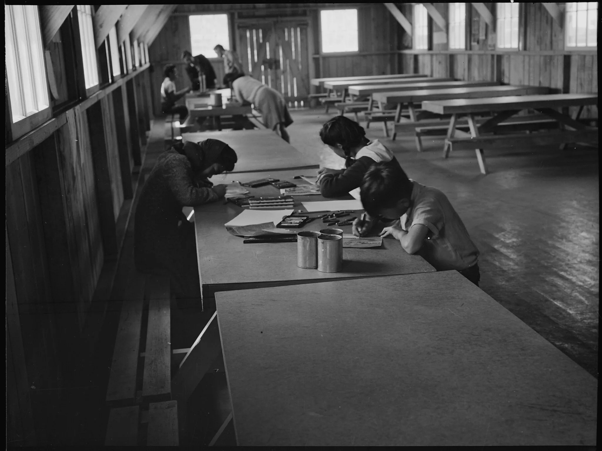 Enfants internés à l'école de dessin du centre de rassemblement de Tanforan