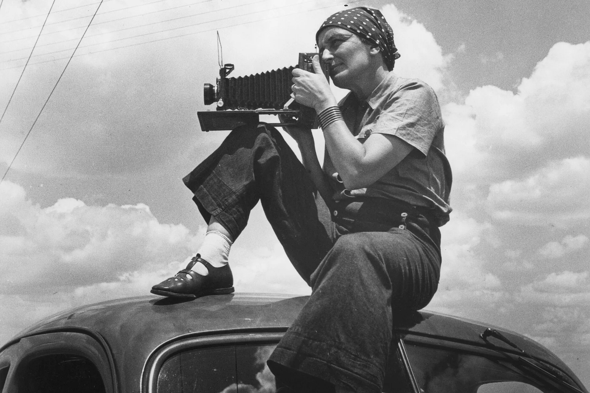 Dorothea Lange en mission de terrain au Texas en 1935, photographiée par Paul Taylor