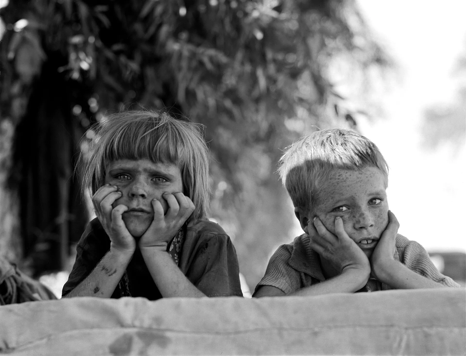 Enfants d'un réfugié de la sécheresse de l'Oklahoma dans un camp de migrants en Californie, 1936