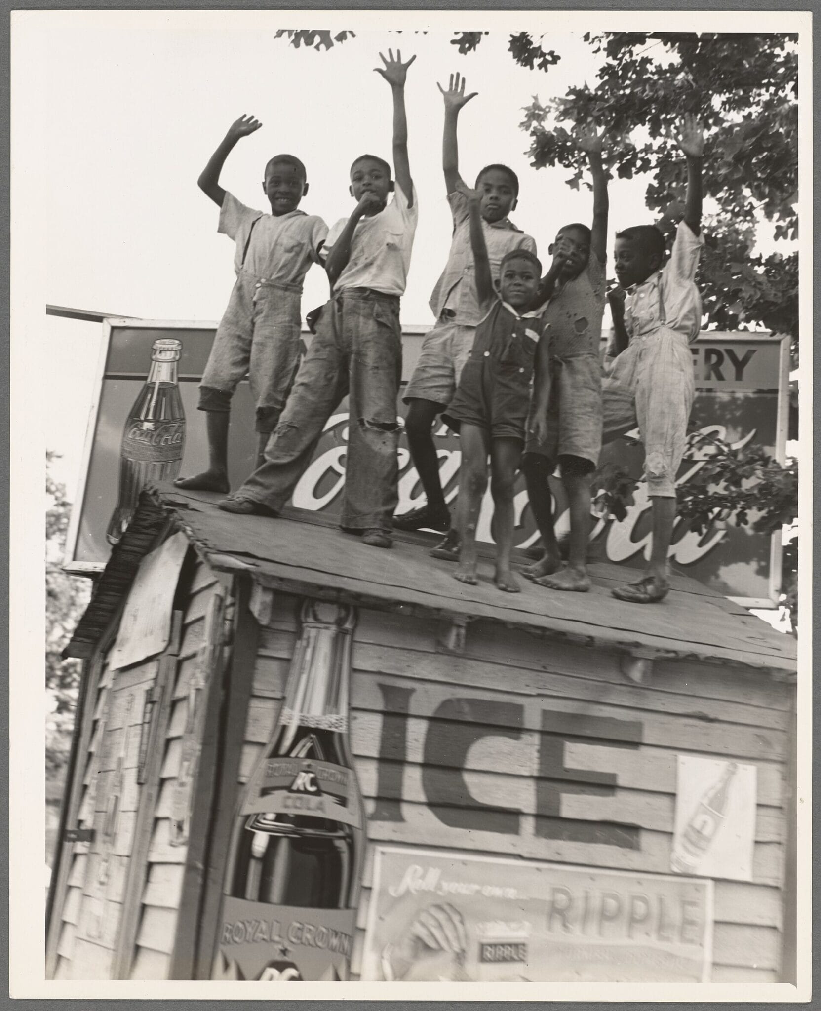 Enfants noirs jouant sur un stand Coca-Cola à Little Rock, Arkansas, par Dorothea Lange