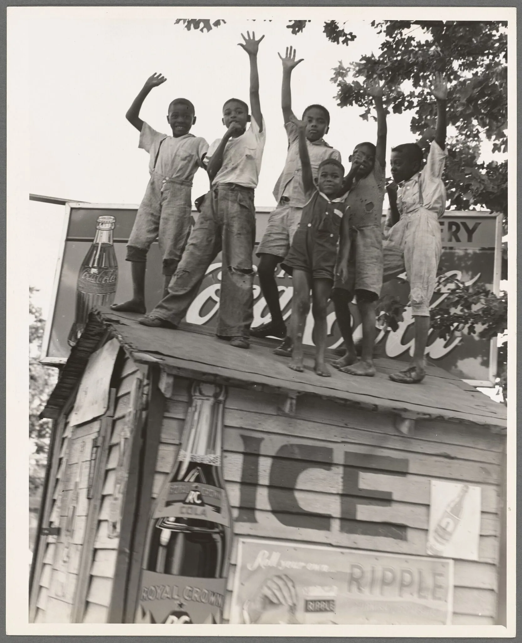 Enfants noirs jouant sur un stand Coca-Cola à Little Rock, Arkansas, par Dorothea Lange