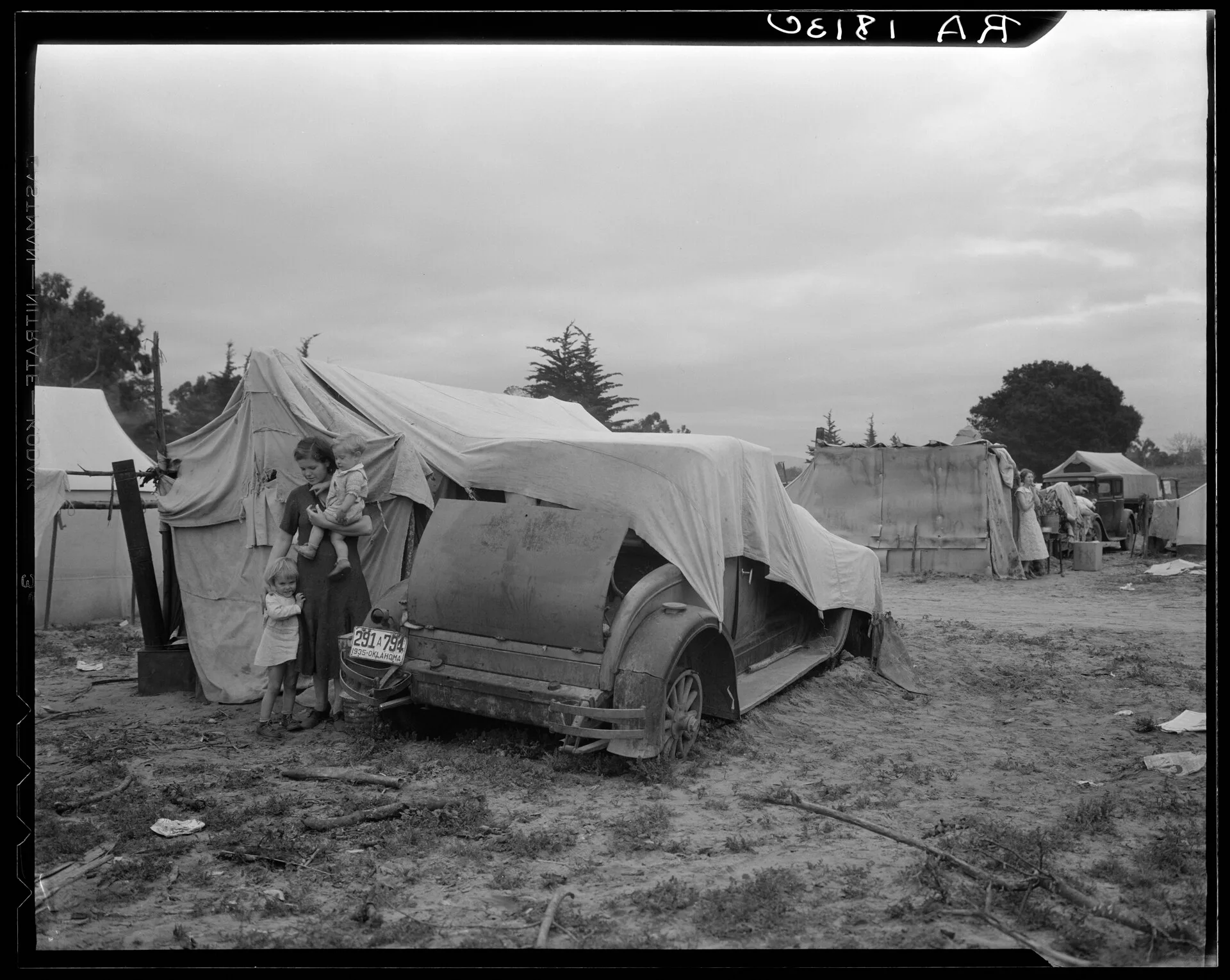 Famille de migrants cherchant du travail dans les champs de pois, Californie, par Dorothea Lange