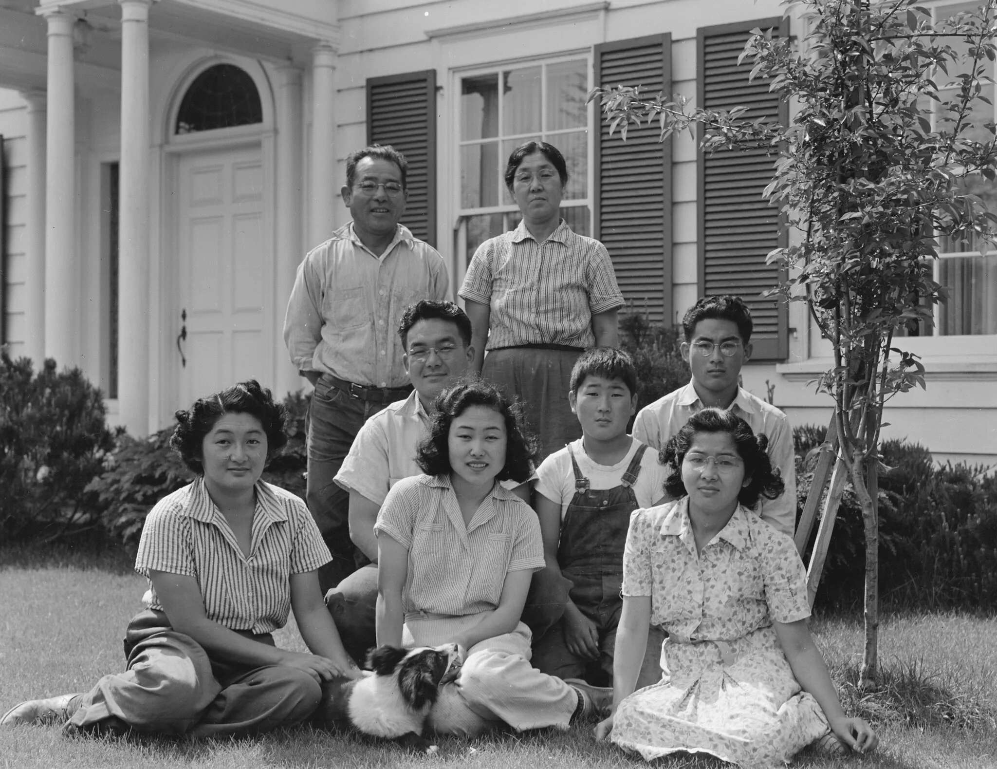 La famille Shibuya devant sa maison de Mountain View, Californie, avant l'internement