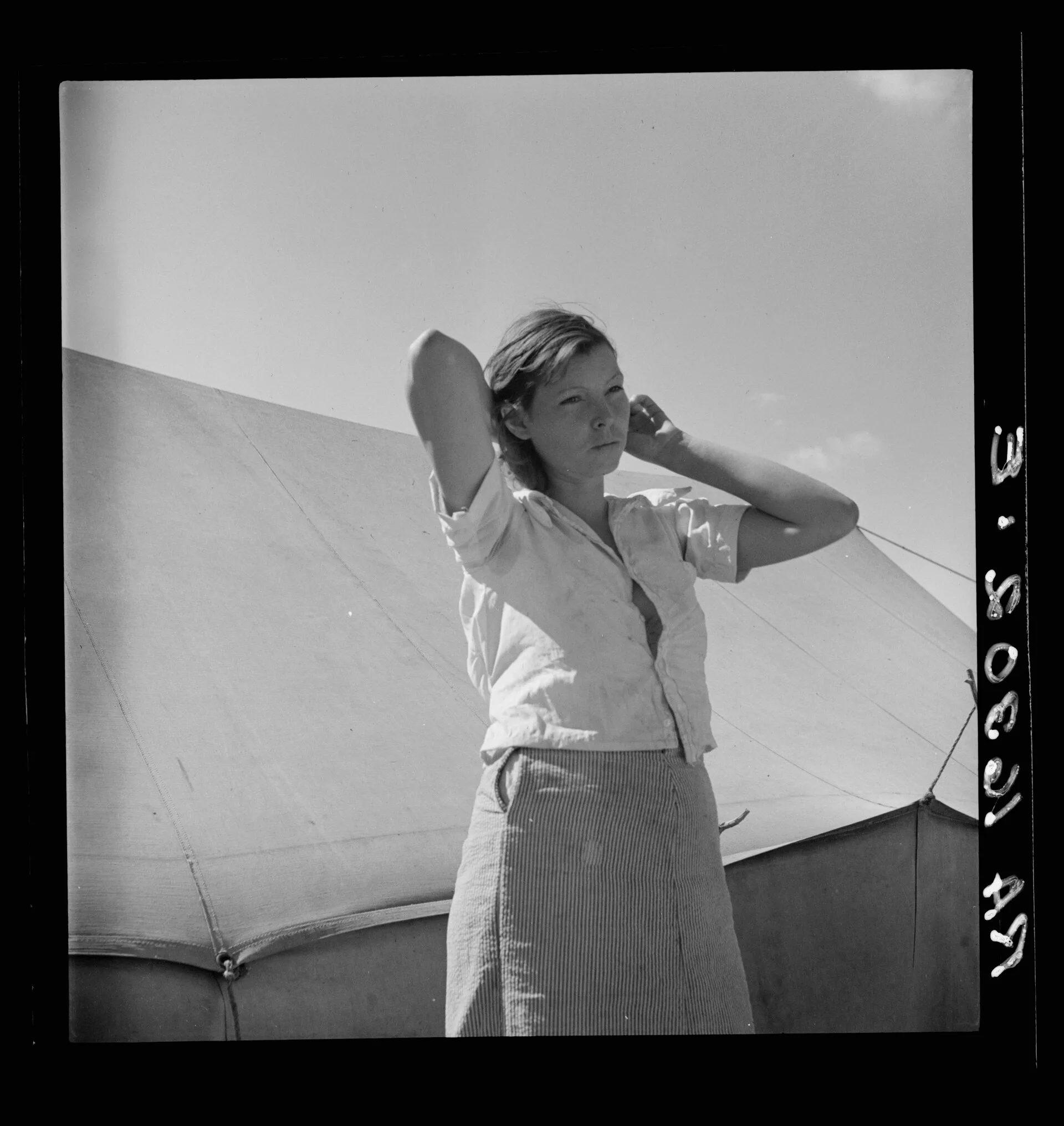 Femme dans un camp de cueilleurs de pois en Californie, par Dorothea Lange