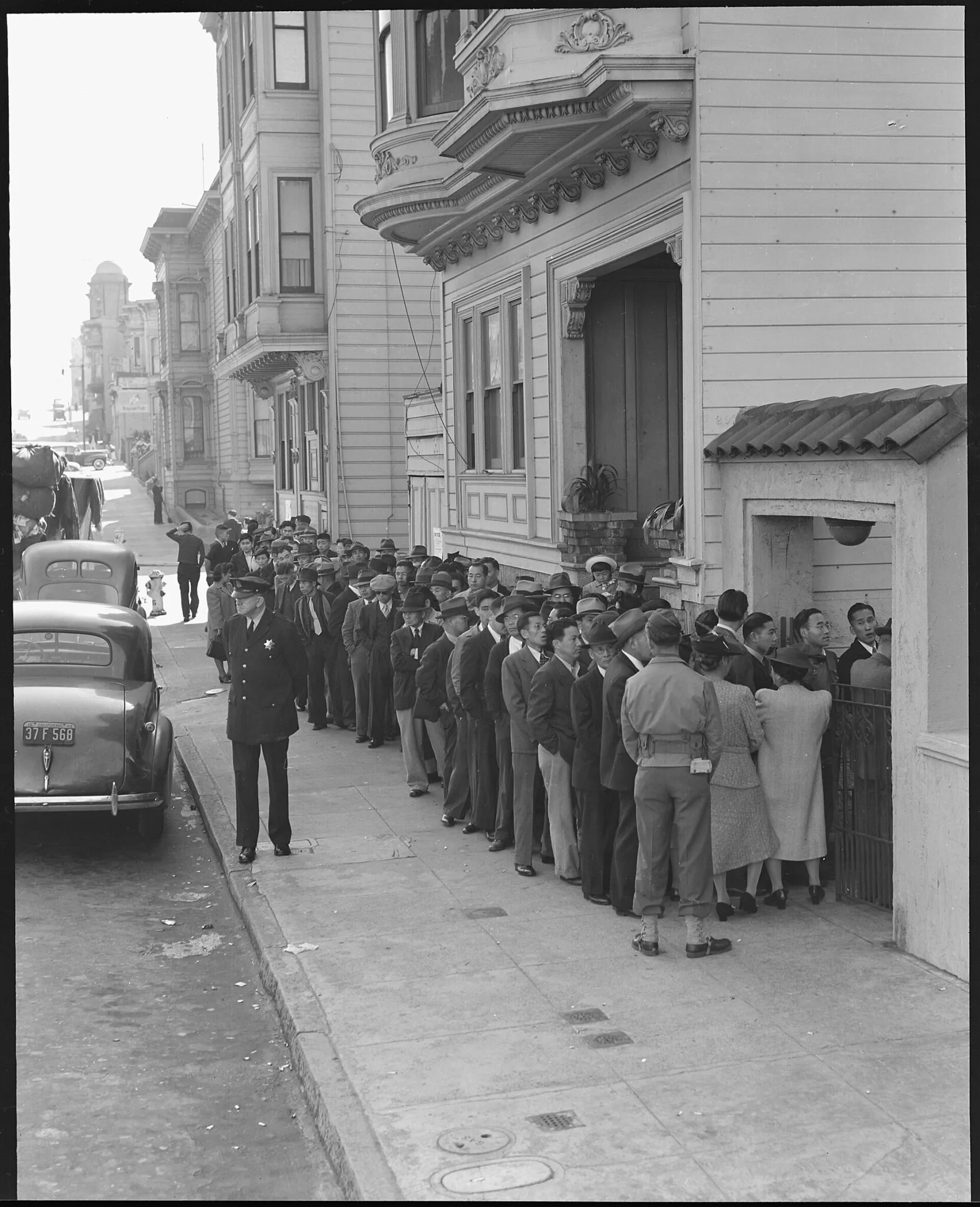 File d'attente devant l'auditorium de la Japanese American Citizens League, San Francisco, 1942