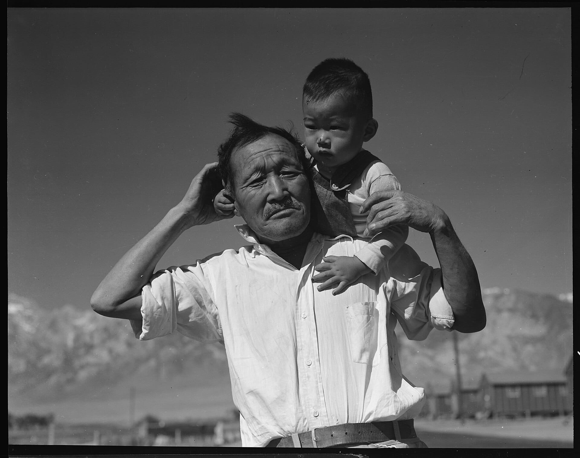Un grand-père et son petit-fils au centre de relocalisation de Manzanar, Californie
