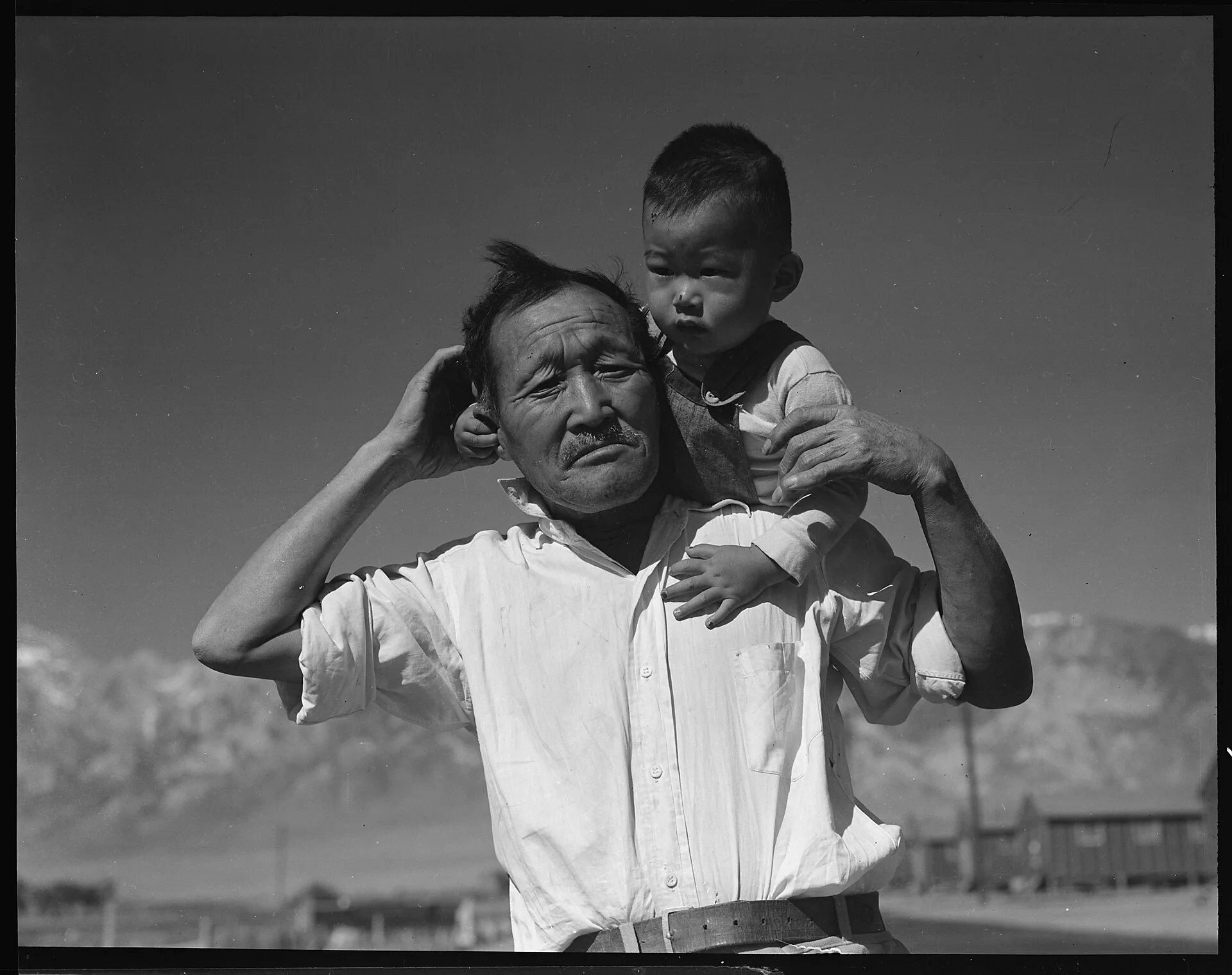 Un grand-père et son petit-fils au centre de relocalisation de Manzanar, Californie