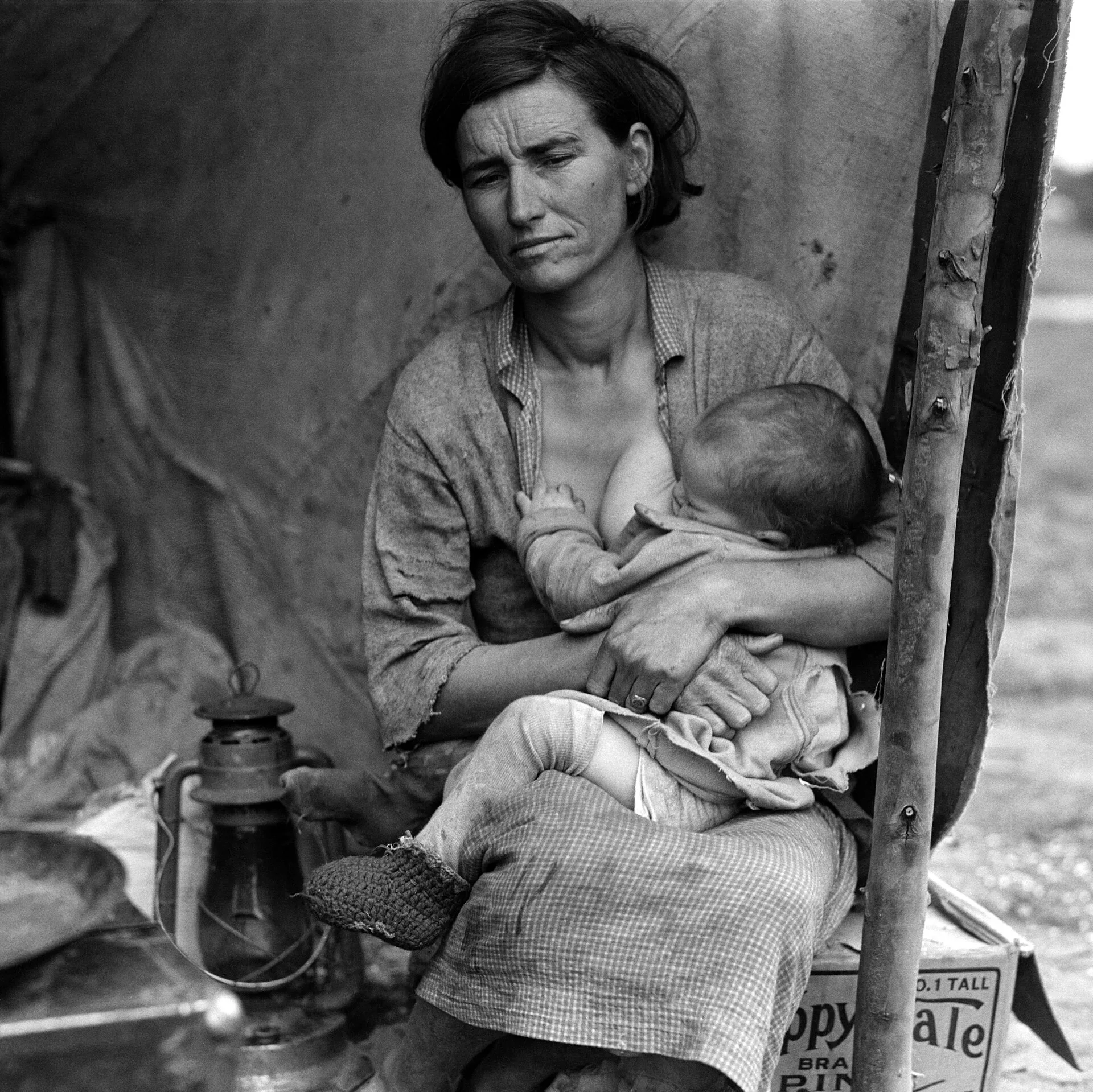 Florence Owens Thompson allaitant son nourrisson sous l'abri, Nipomo, Californie, 1936