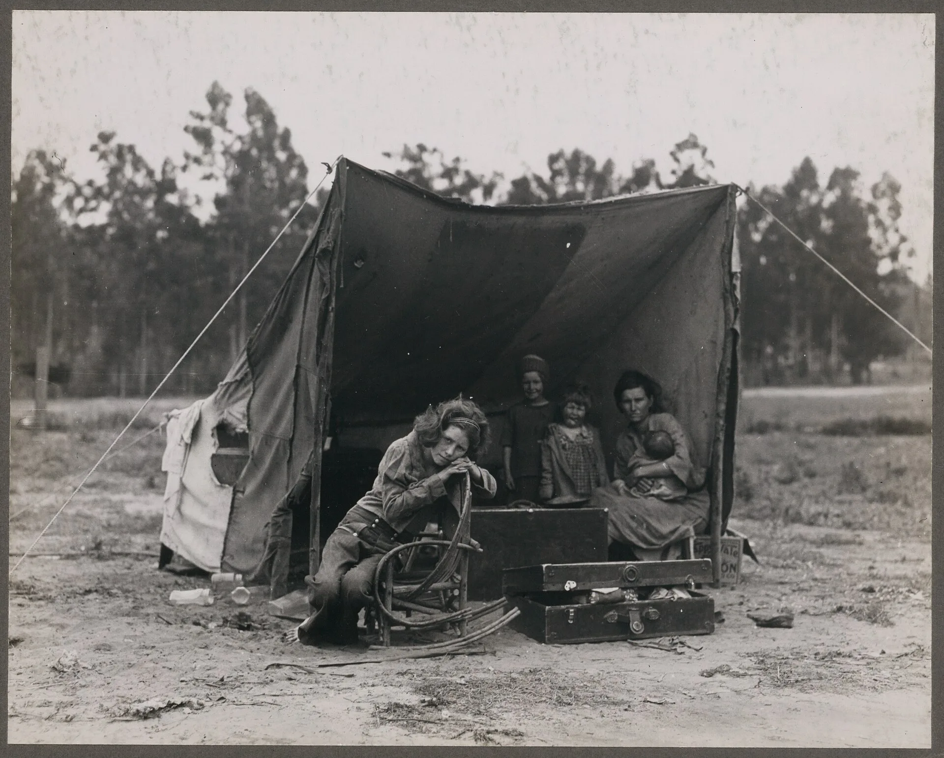 Vue large de l'abri de fortune de la famille à Nipomo, Californie, par Dorothea Lange