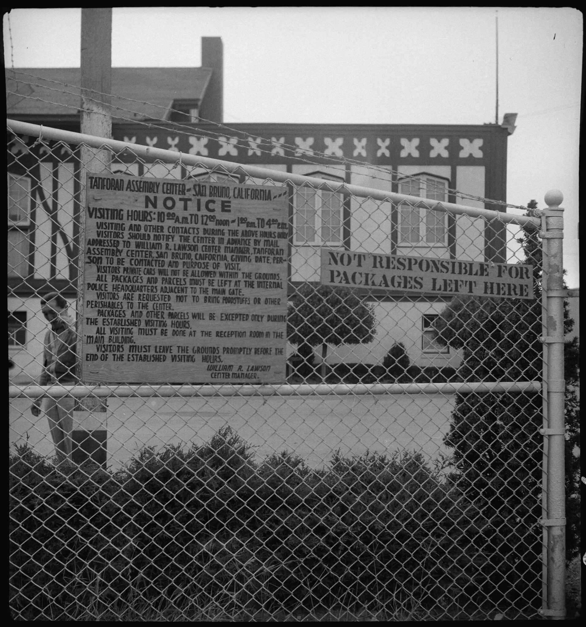 Panneau à l'entrée principale du centre de rassemblement de Tanforan, San Bruno, Californie