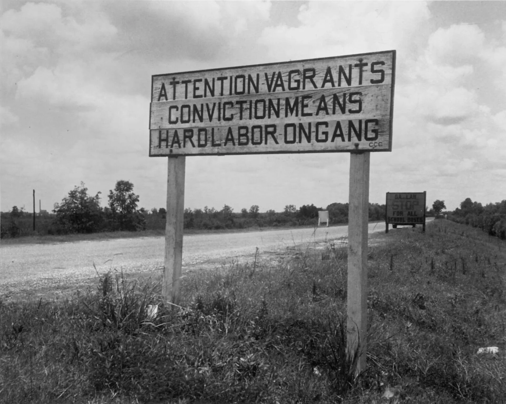 Panneau routier de Géorgie avertissant les vagabonds, photographié par Dorothea Lange