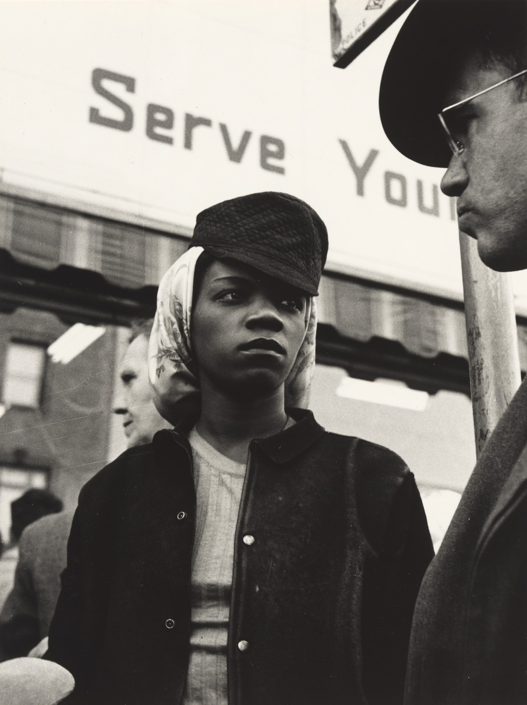 Jeune femme dans une rue de Richmond, Californie, vers 1943