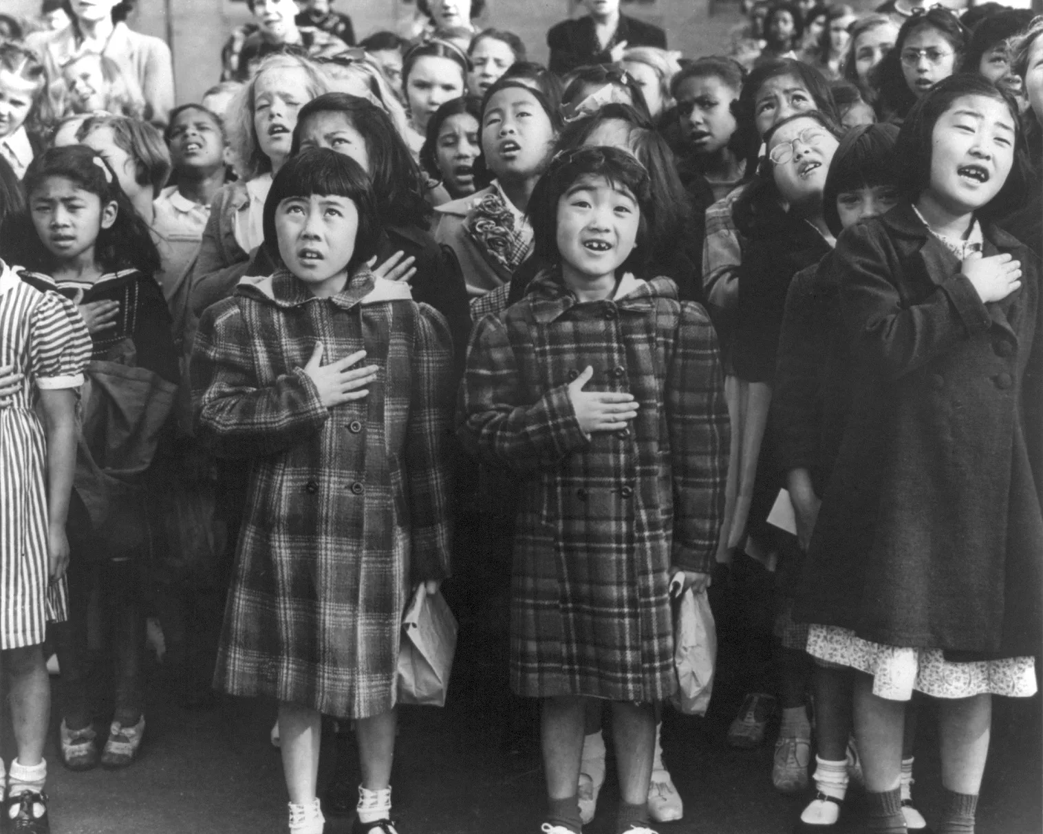 Enfants américains d'origine japonaise saluant le drapeau avant l'internement, par Dorothea Lange