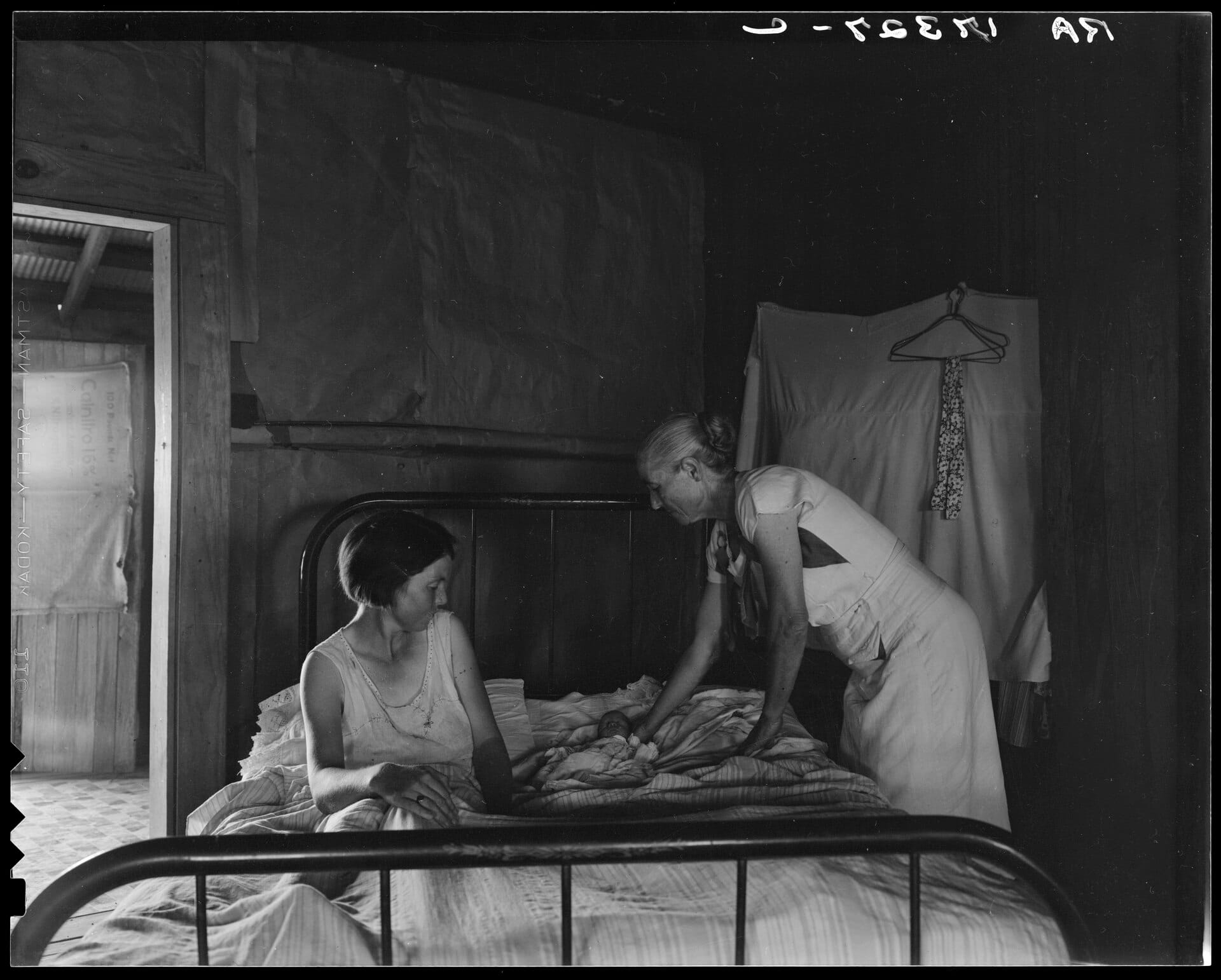 Grand-mère, mère et nouveau-né d'une famille de métayers près de Cleveland, Mississippi