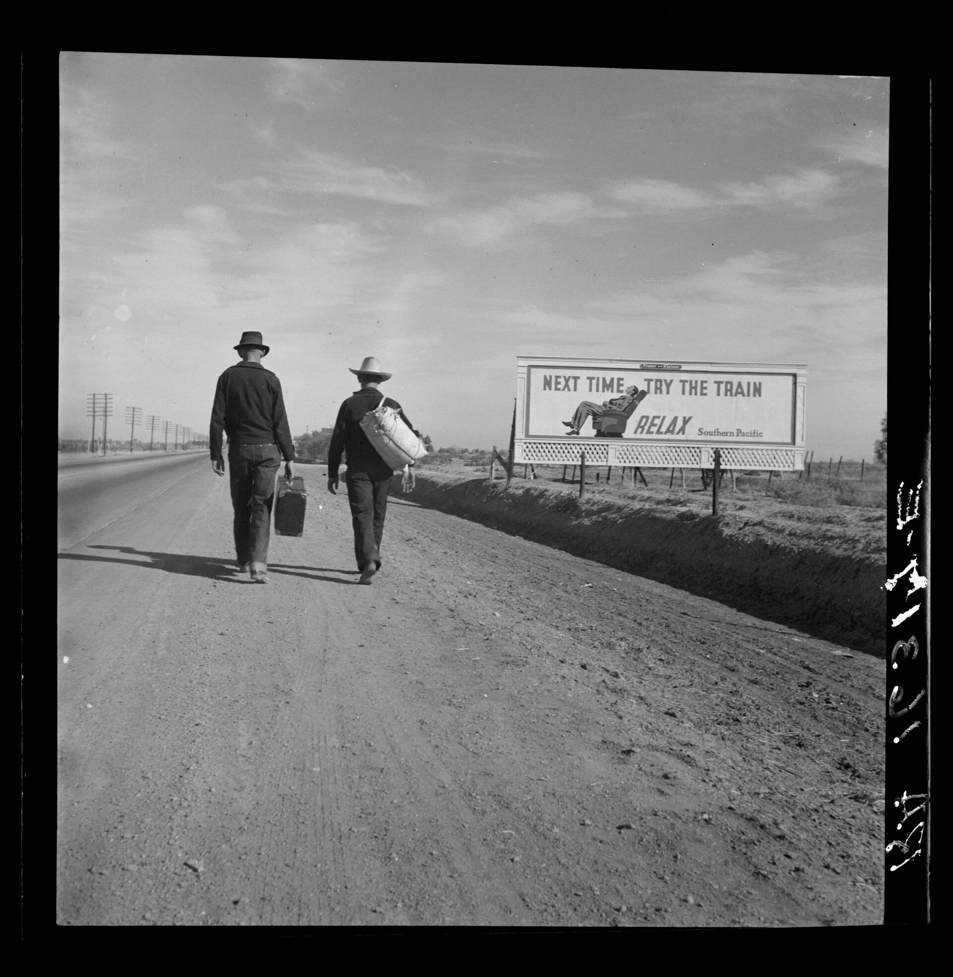 Toward Los Angeles, deux hommes marchant le long de la route, par Dorothea Lange, 1937