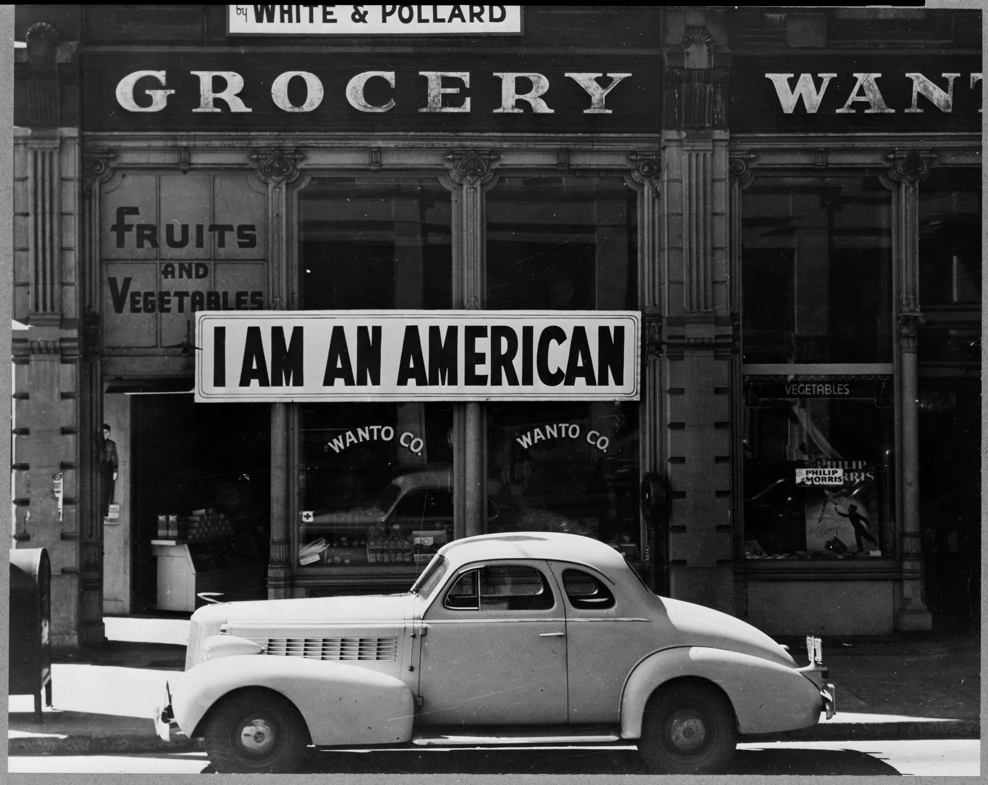 Vitrine d'un commerçant américain d'origine japonaise portant l'inscription I am an American, Oakland, 1942
