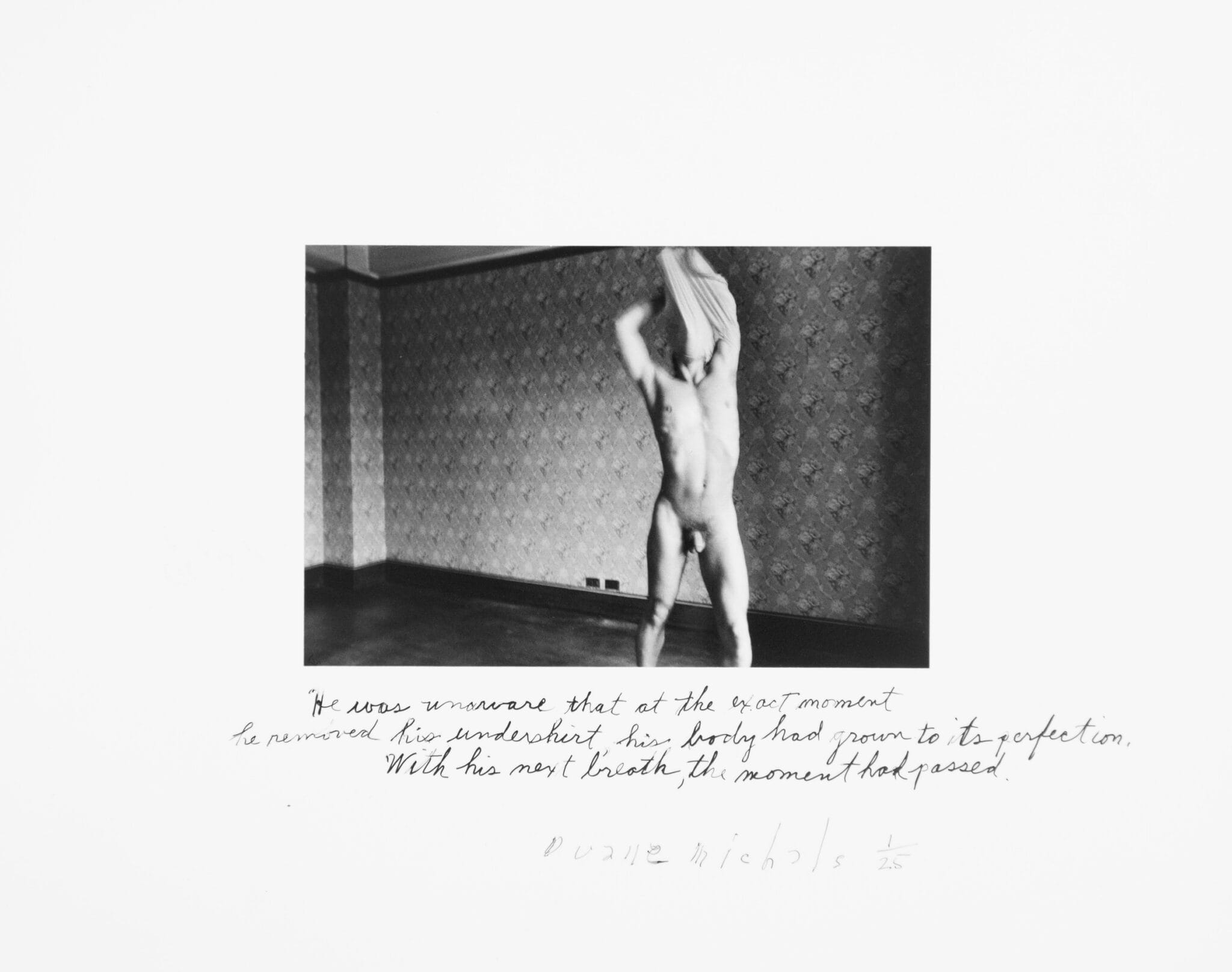 Tirage de Duane Michals portant un texte manuscrit sous l'image, 1979