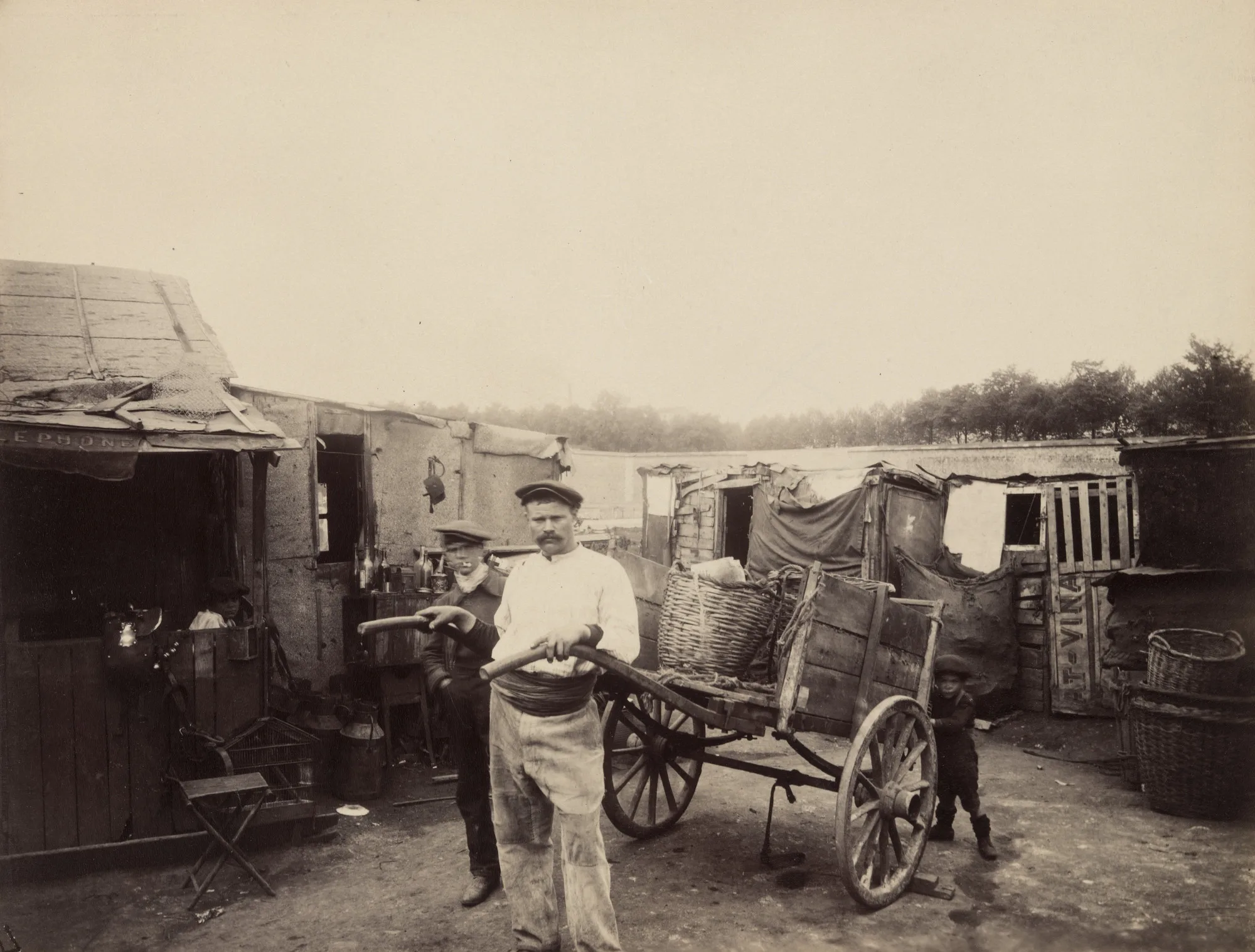 Eugène Atget, Poterne des Peupliers, zoniers, Paris 13e, 1913, collection du MoMA