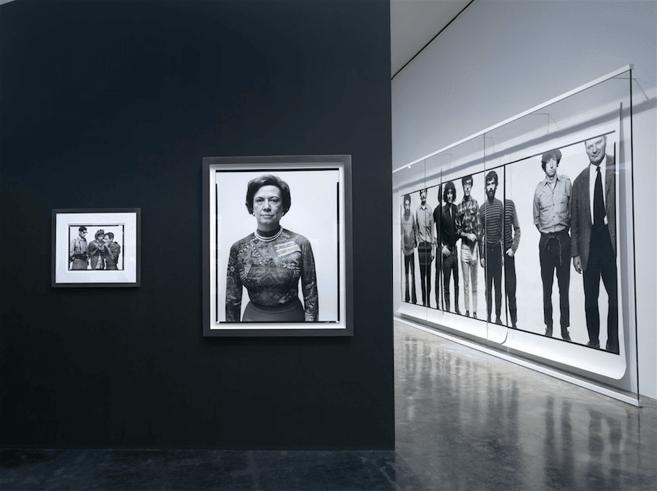 Vue d'accrochage de tirages grand format de Richard Avedon dans une salle de musée