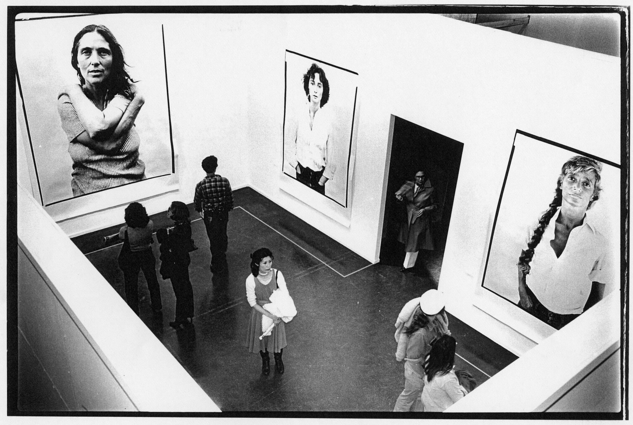 Vue de l'accrochage d'une exposition Richard Avedon au University Art Museum de Berkeley