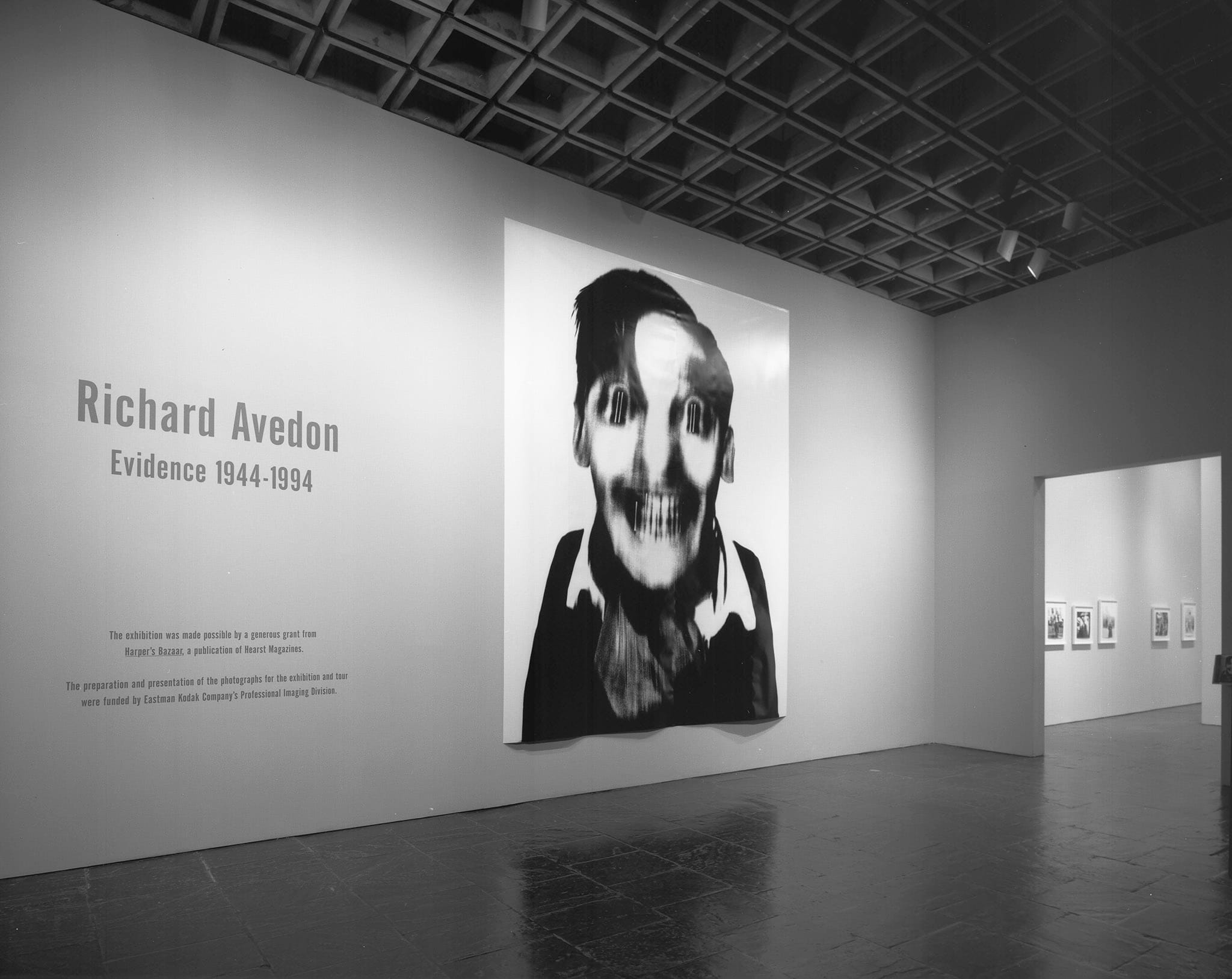 Vue de l'accrochage de la rétrospective Avedon au Whitney Museum of American Art en 1994